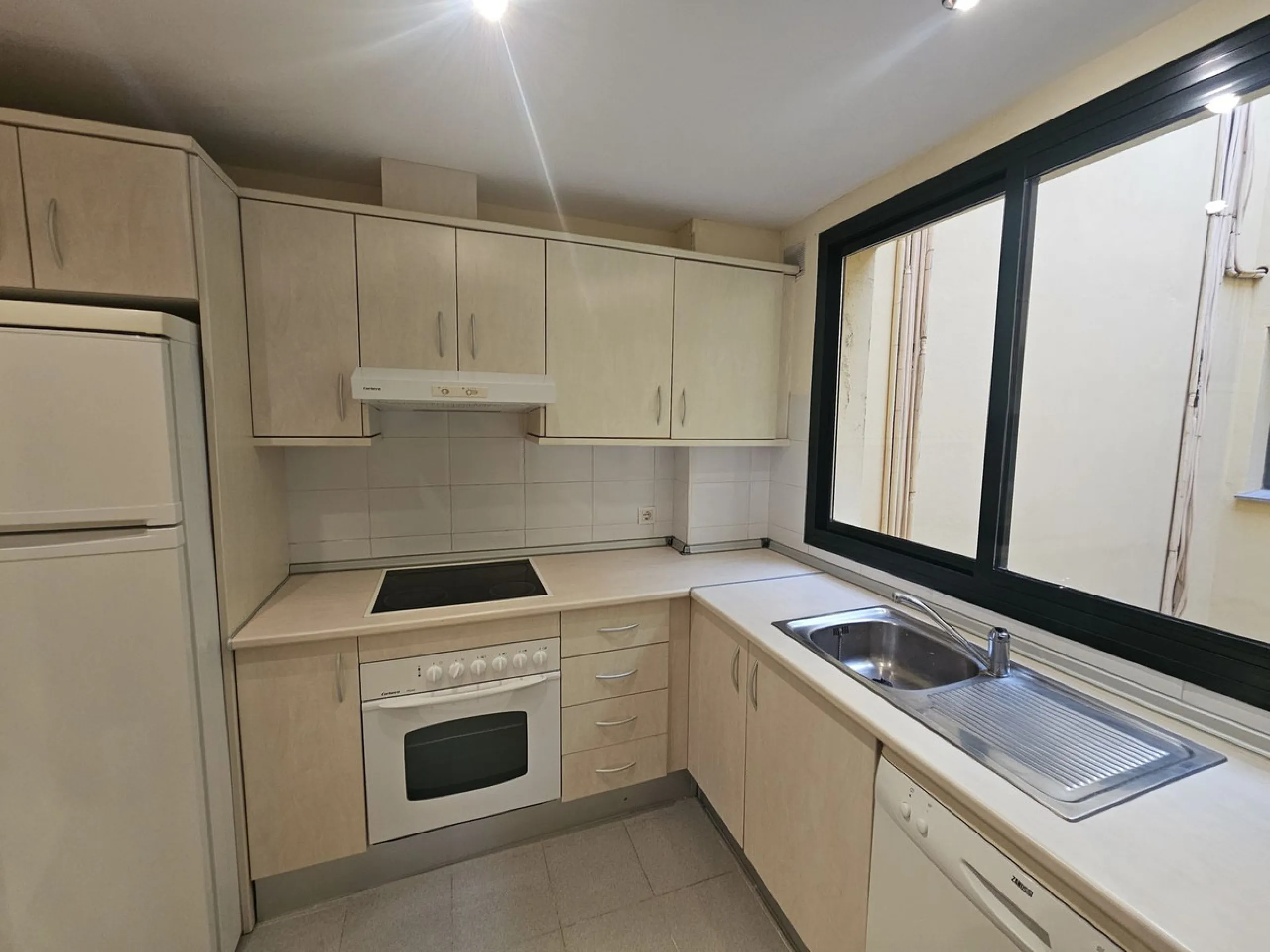 Discover your new home next to Miraflores! This charming corner apartment on the second floor offers you a comfortable and sophisticated lifestyle. With 117 m² built, it has three large bedrooms, two bathrooms and built-in wardrobes that optimize space. T