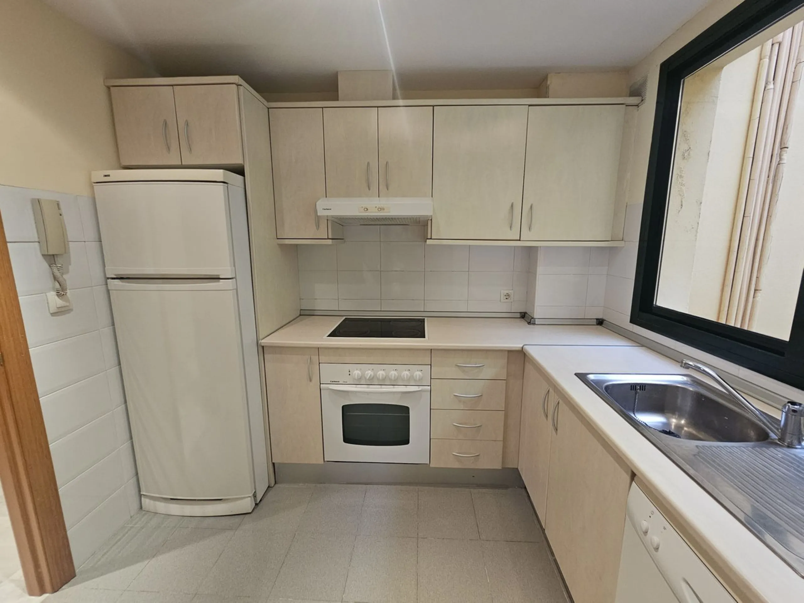 Discover your new home next to Miraflores! This charming corner apartment on the second floor offers you a comfortable and sophisticated lifestyle. With 117 m² built, it has three large bedrooms, two bathrooms and built-in wardrobes that optimize space. T