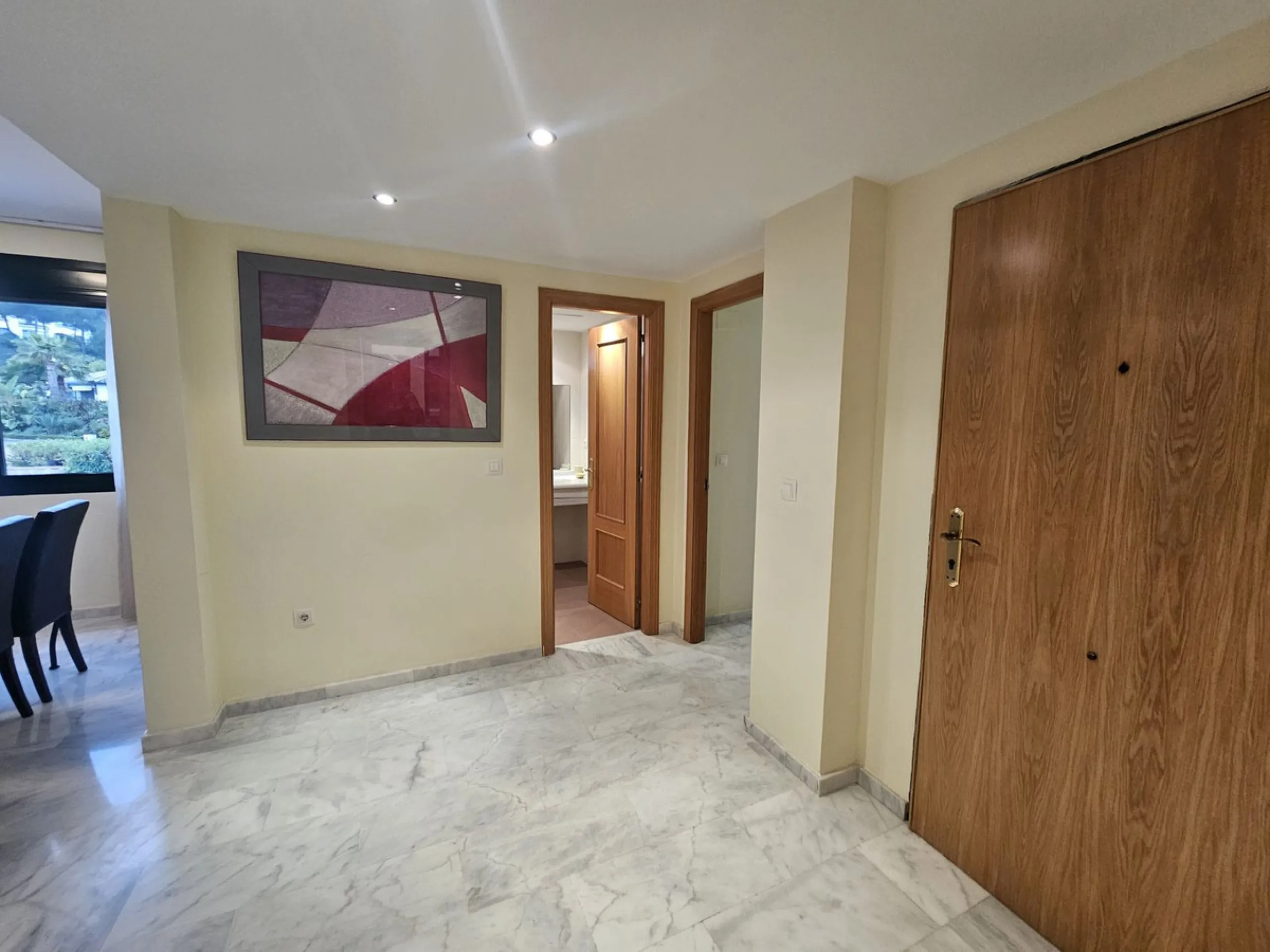 Discover your new home next to Miraflores! This charming corner apartment on the second floor offers you a comfortable and sophisticated lifestyle. With 117 m² built, it has three large bedrooms, two bathrooms and built-in wardrobes that optimize space. T