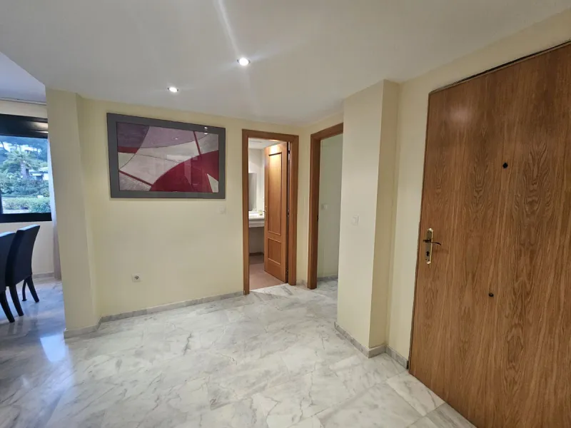 Discover your new home next to Miraflores! This charming corner apartment on the second floor offers you a comfortable and sophisticated lifestyle. With 117 m² built, it has three large bedrooms, two bathrooms and built-in wardrobes that optimize space. T