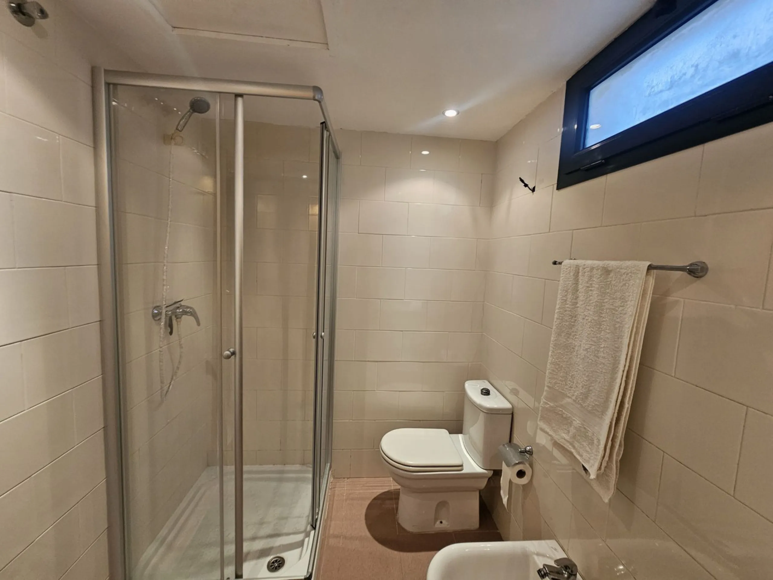 Discover your new home next to Miraflores! This charming corner apartment on the second floor offers you a comfortable and sophisticated lifestyle. With 117 m² built, it has three large bedrooms, two bathrooms and built-in wardrobes that optimize space. T