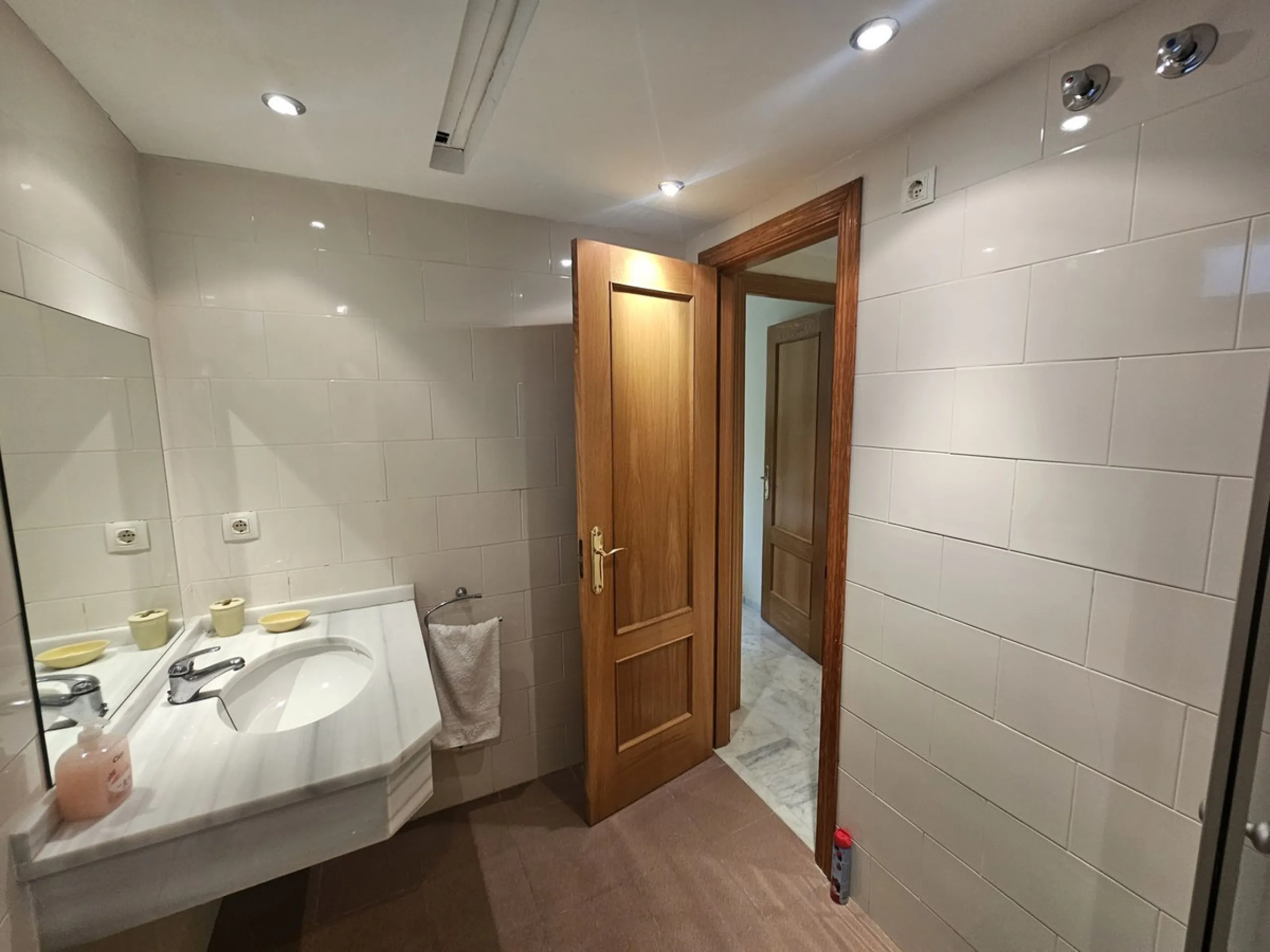 Discover your new home next to Miraflores! This charming corner apartment on the second floor offers you a comfortable and sophisticated lifestyle. With 117 m² built, it has three large bedrooms, two bathrooms and built-in wardrobes that optimize space. T