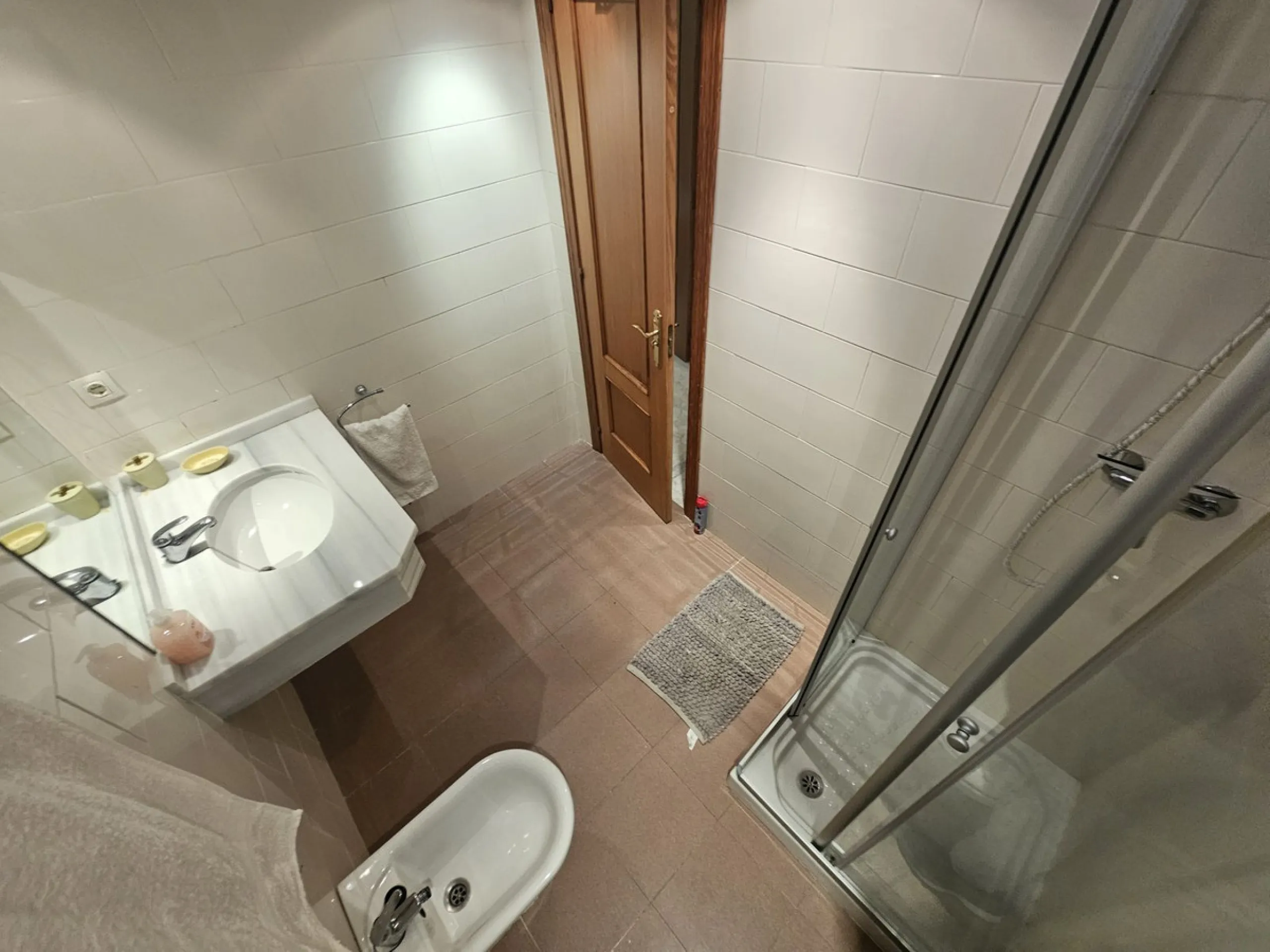 Discover your new home next to Miraflores! This charming corner apartment on the second floor offers you a comfortable and sophisticated lifestyle. With 117 m² built, it has three large bedrooms, two bathrooms and built-in wardrobes that optimize space. T