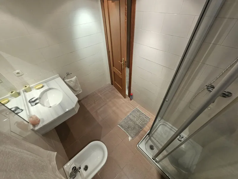 Discover your new home next to Miraflores! This charming corner apartment on the second floor offers you a comfortable and sophisticated lifestyle. With 117 m² built, it has three large bedrooms, two bathrooms and built-in wardrobes that optimize space. T
