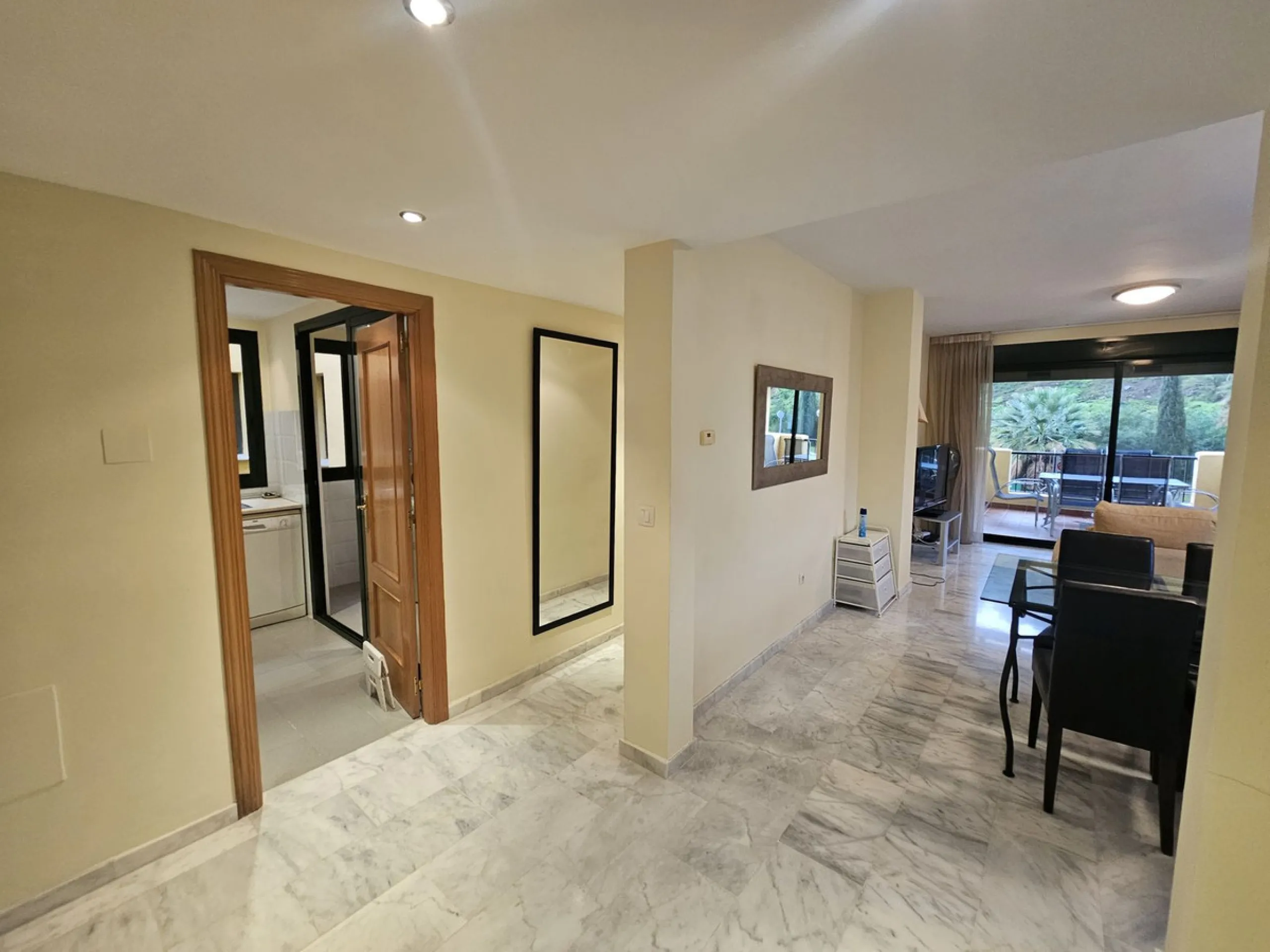 Discover your new home next to Miraflores! This charming corner apartment on the second floor offers you a comfortable and sophisticated lifestyle. With 117 m² built, it has three large bedrooms, two bathrooms and built-in wardrobes that optimize space. T