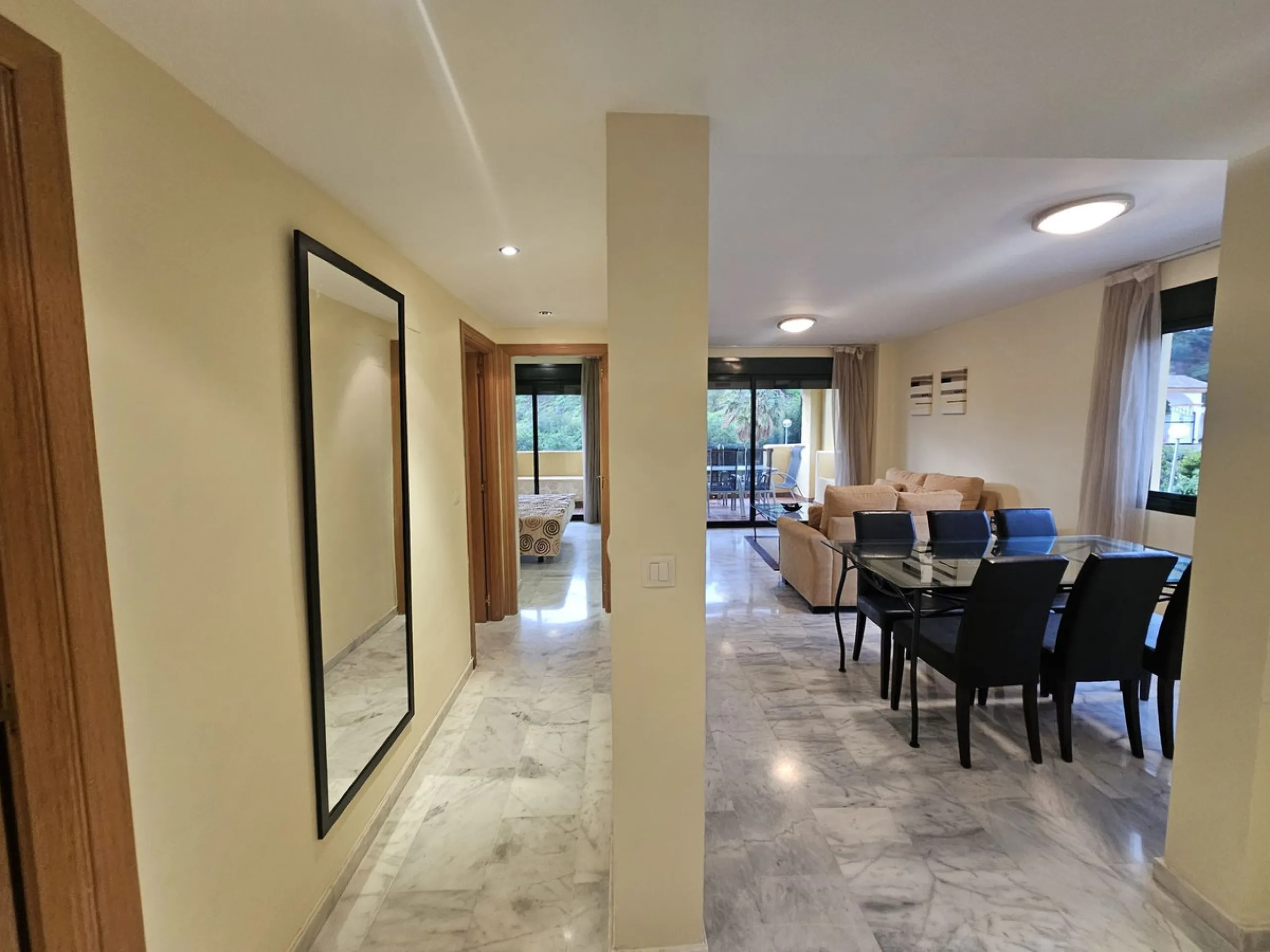 Discover your new home next to Miraflores! This charming corner apartment on the second floor offers you a comfortable and sophisticated lifestyle. With 117 m² built, it has three large bedrooms, two bathrooms and built-in wardrobes that optimize space. T