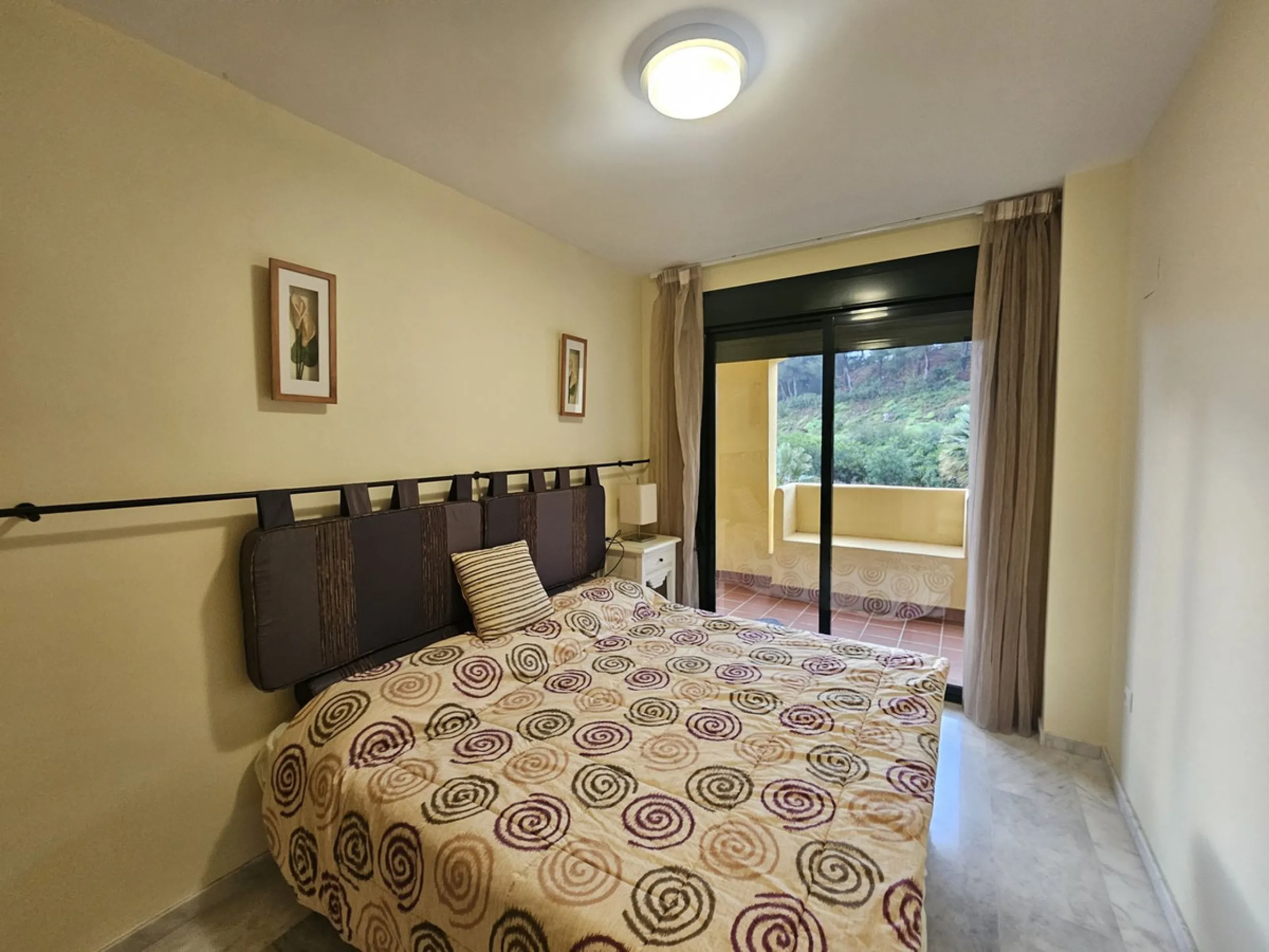 Discover your new home next to Miraflores! This charming corner apartment on the second floor offers you a comfortable and sophisticated lifestyle. With 117 m² built, it has three large bedrooms, two bathrooms and built-in wardrobes that optimize space. T