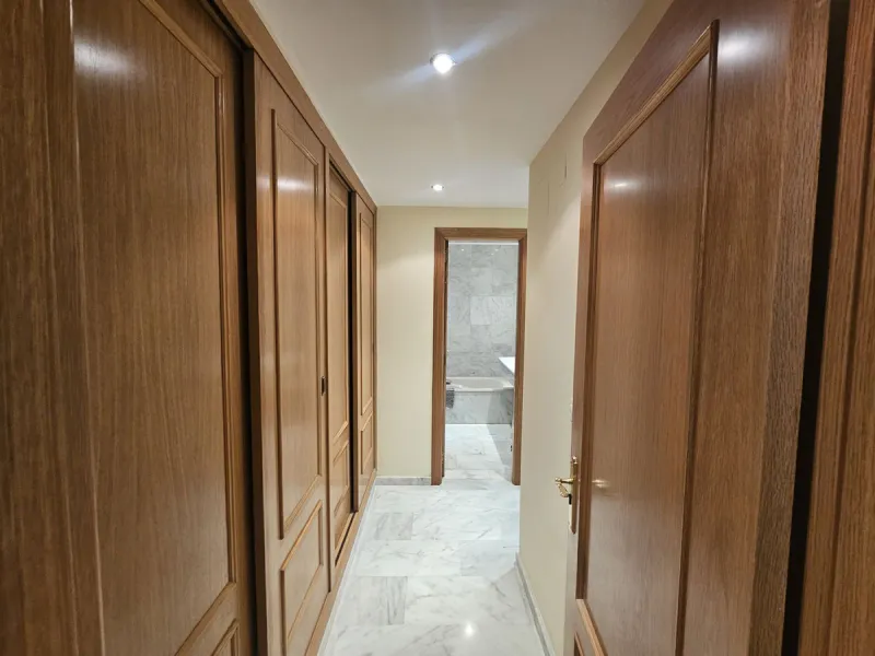 Discover your new home next to Miraflores! This charming corner apartment on the second floor offers you a comfortable and sophisticated lifestyle. With 117 m² built, it has three large bedrooms, two bathrooms and built-in wardrobes that optimize space. T