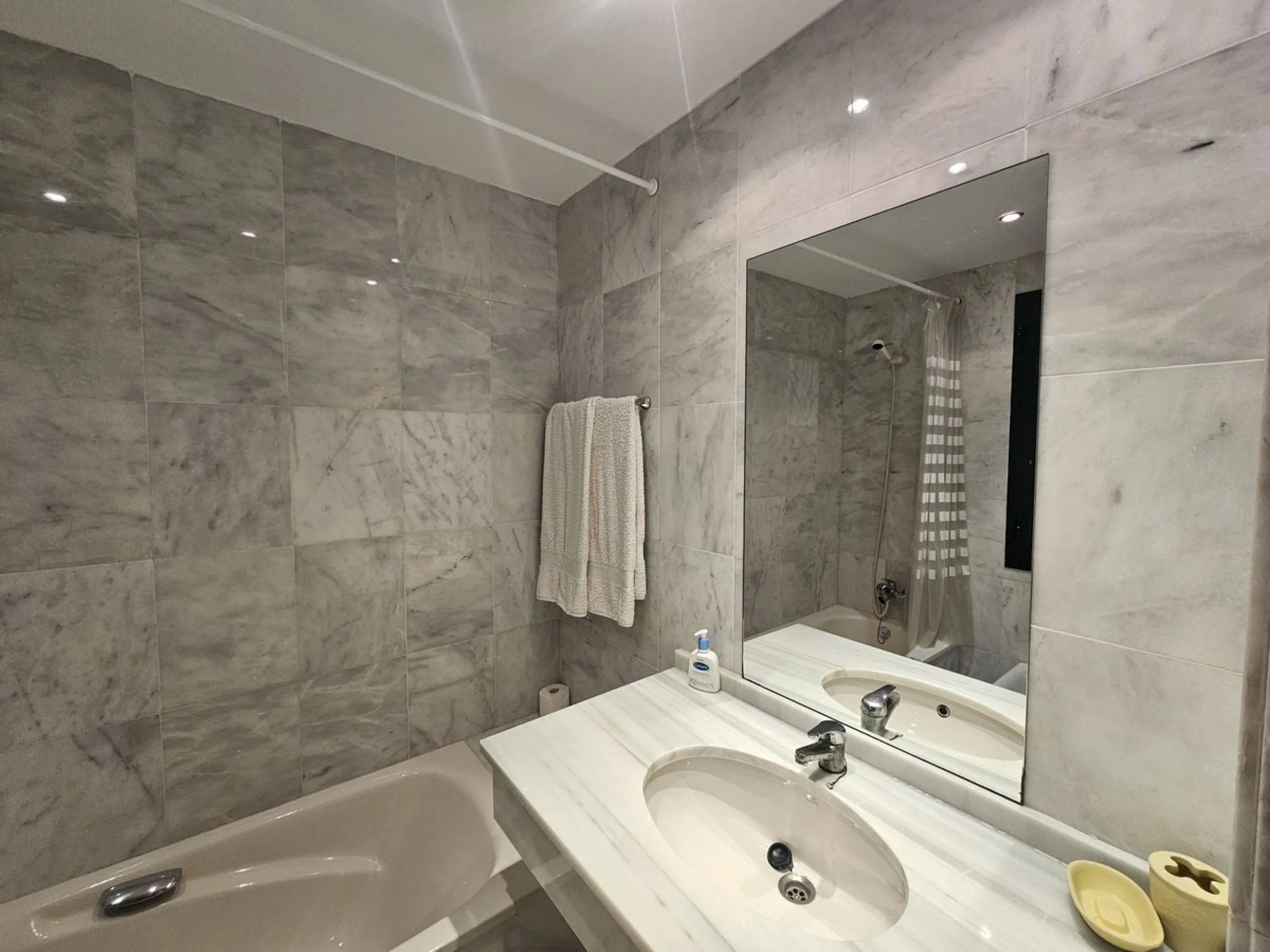 Discover your new home next to Miraflores! This charming corner apartment on the second floor offers you a comfortable and sophisticated lifestyle. With 117 m² built, it has three large bedrooms, two bathrooms and built-in wardrobes that optimize space. T