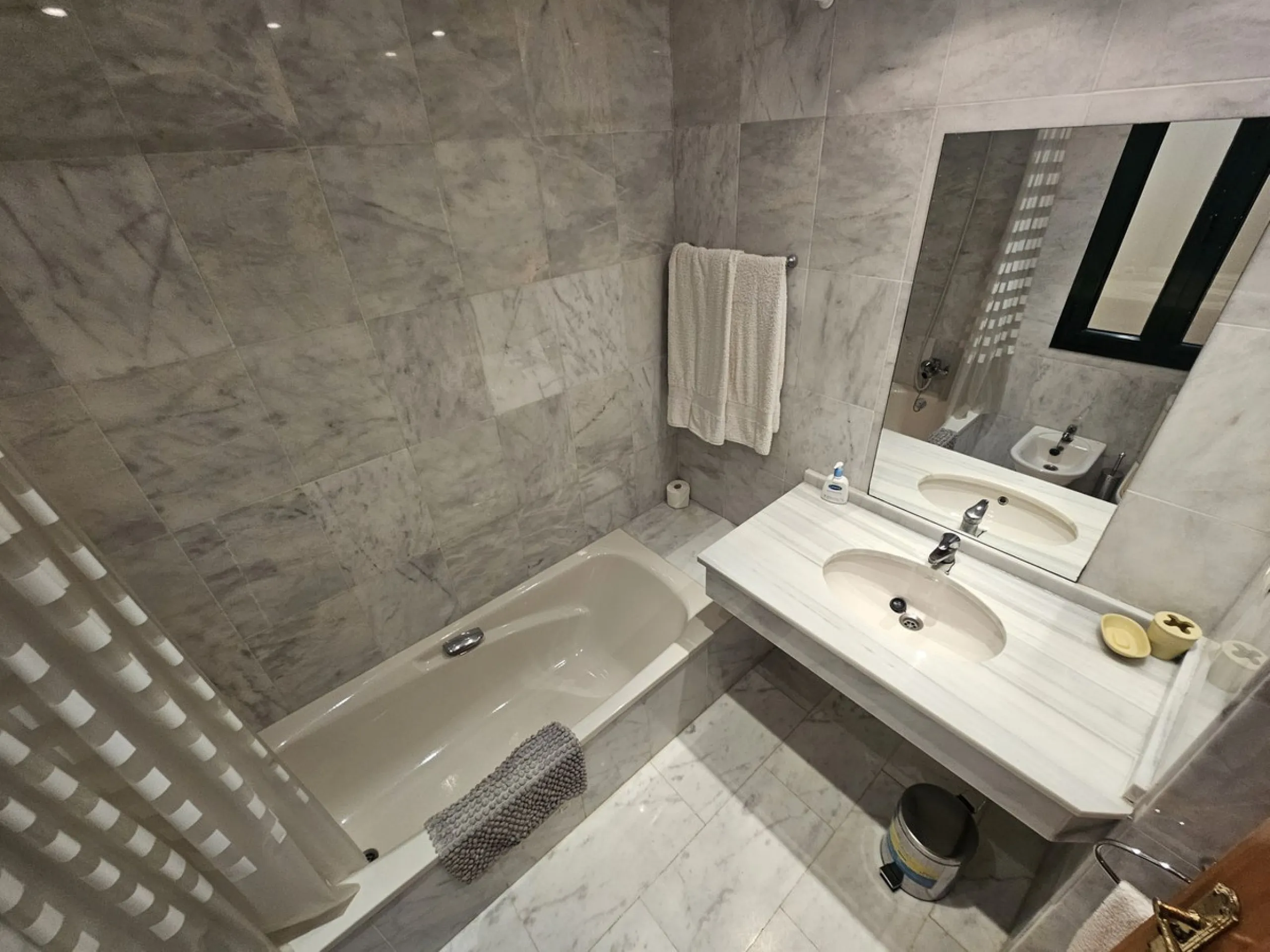 Discover your new home next to Miraflores! This charming corner apartment on the second floor offers you a comfortable and sophisticated lifestyle. With 117 m² built, it has three large bedrooms, two bathrooms and built-in wardrobes that optimize space. T