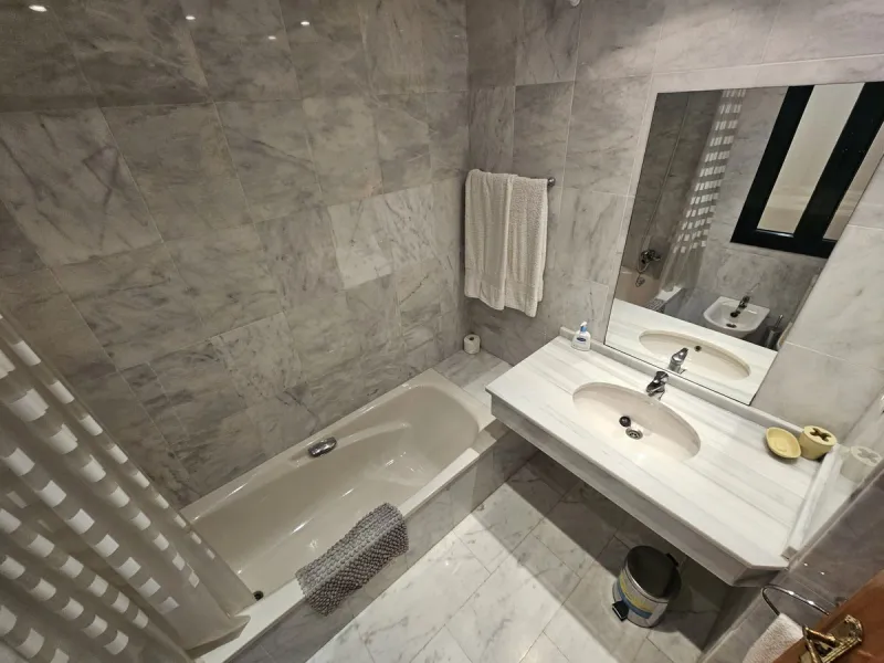 Discover your new home next to Miraflores! This charming corner apartment on the second floor offers you a comfortable and sophisticated lifestyle. With 117 m² built, it has three large bedrooms, two bathrooms and built-in wardrobes that optimize space. T