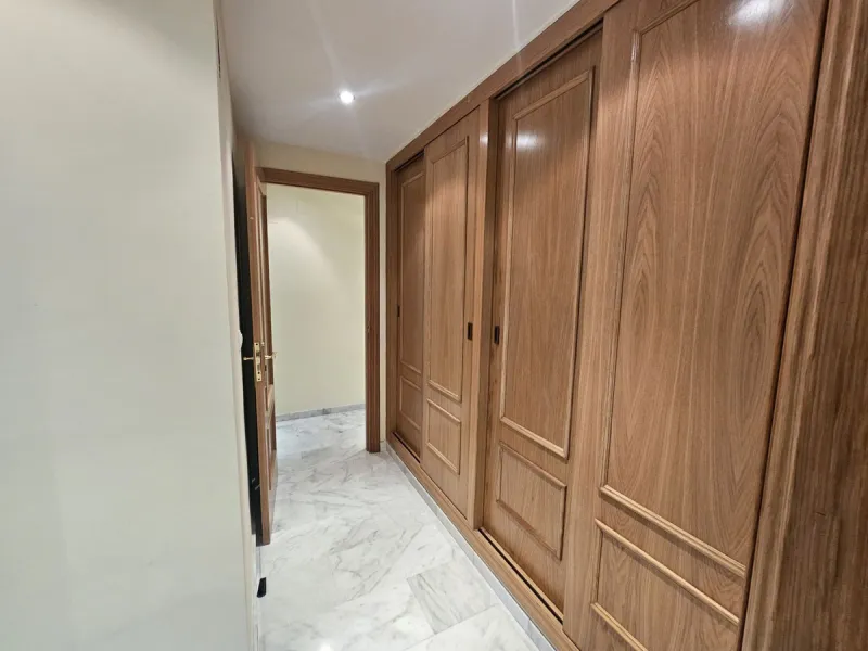 Discover your new home next to Miraflores! This charming corner apartment on the second floor offers you a comfortable and sophisticated lifestyle. With 117 m² built, it has three large bedrooms, two bathrooms and built-in wardrobes that optimize space. T