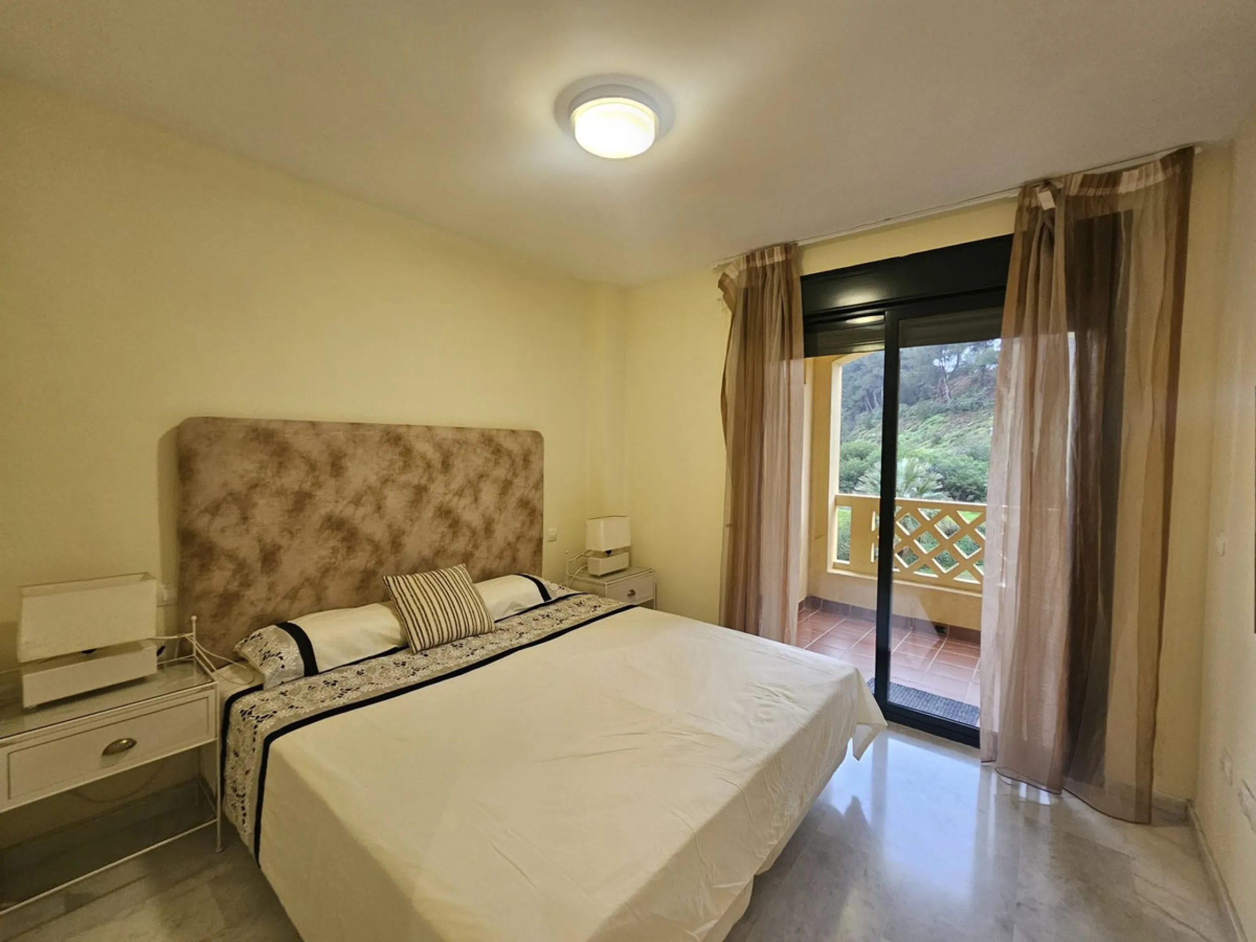 Discover your new home next to Miraflores! This charming corner apartment on the second floor offers you a comfortable and sophisticated lifestyle. With 117 m² built, it has three large bedrooms, two bathrooms and built-in wardrobes that optimize space. T