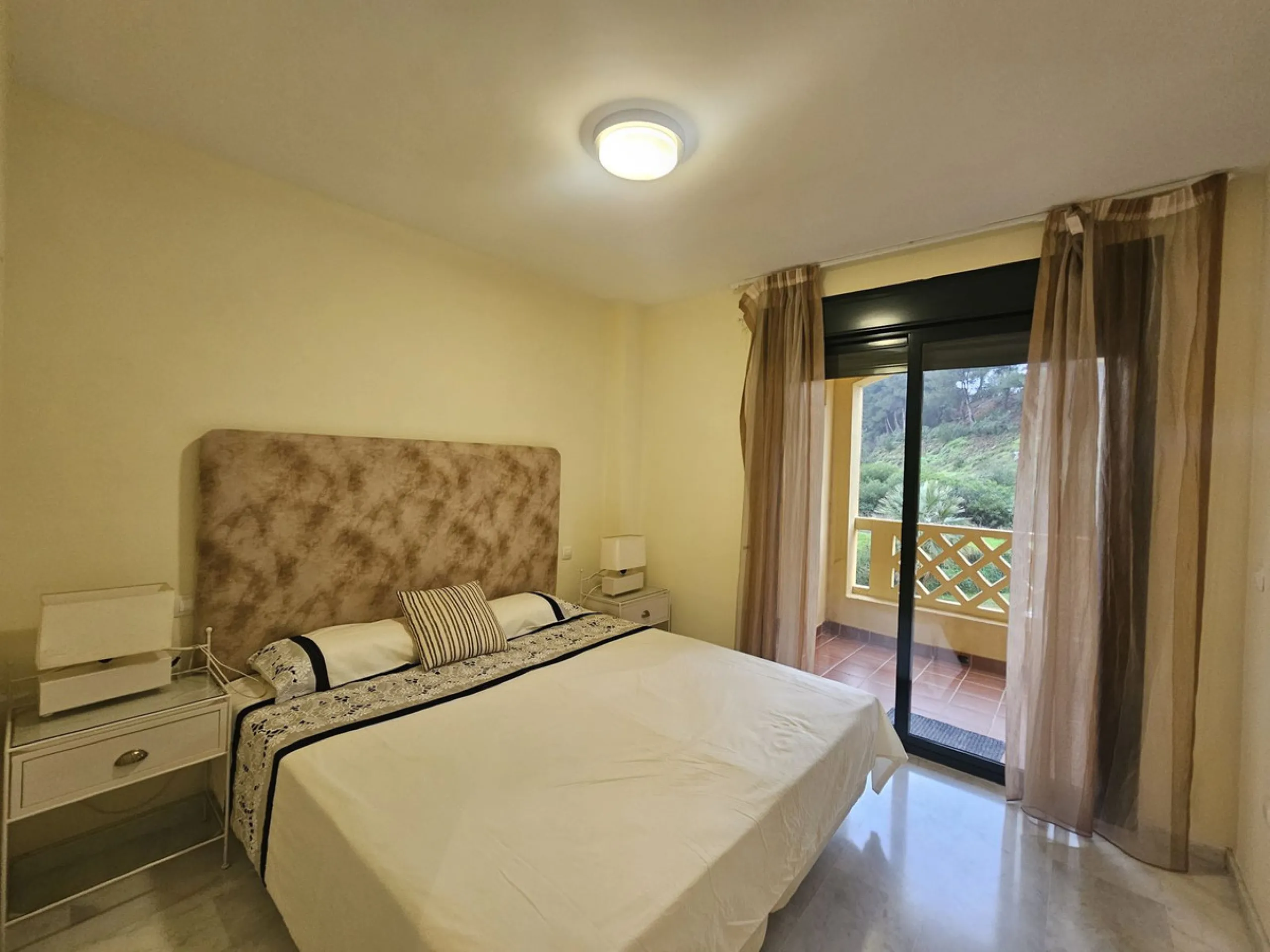 Discover your new home next to Miraflores! This charming corner apartment on the second floor offers you a comfortable and sophisticated lifestyle. With 117 m² built, it has three large bedrooms, two bathrooms and built-in wardrobes that optimize space. T