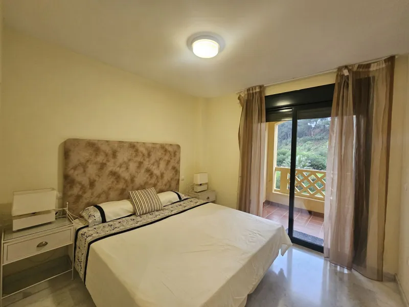 Discover your new home next to Miraflores! This charming corner apartment on the second floor offers you a comfortable and sophisticated lifestyle. With 117 m² built, it has three large bedrooms, two bathrooms and built-in wardrobes that optimize space. T