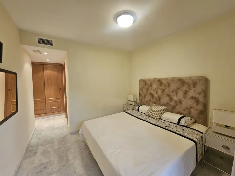Discover your new home next to Miraflores! This charming corner apartment on the second floor offers you a comfortable and sophisticated lifestyle. With 117 m² built, it has three large bedrooms, two bathrooms and built-in wardrobes that optimize space. T