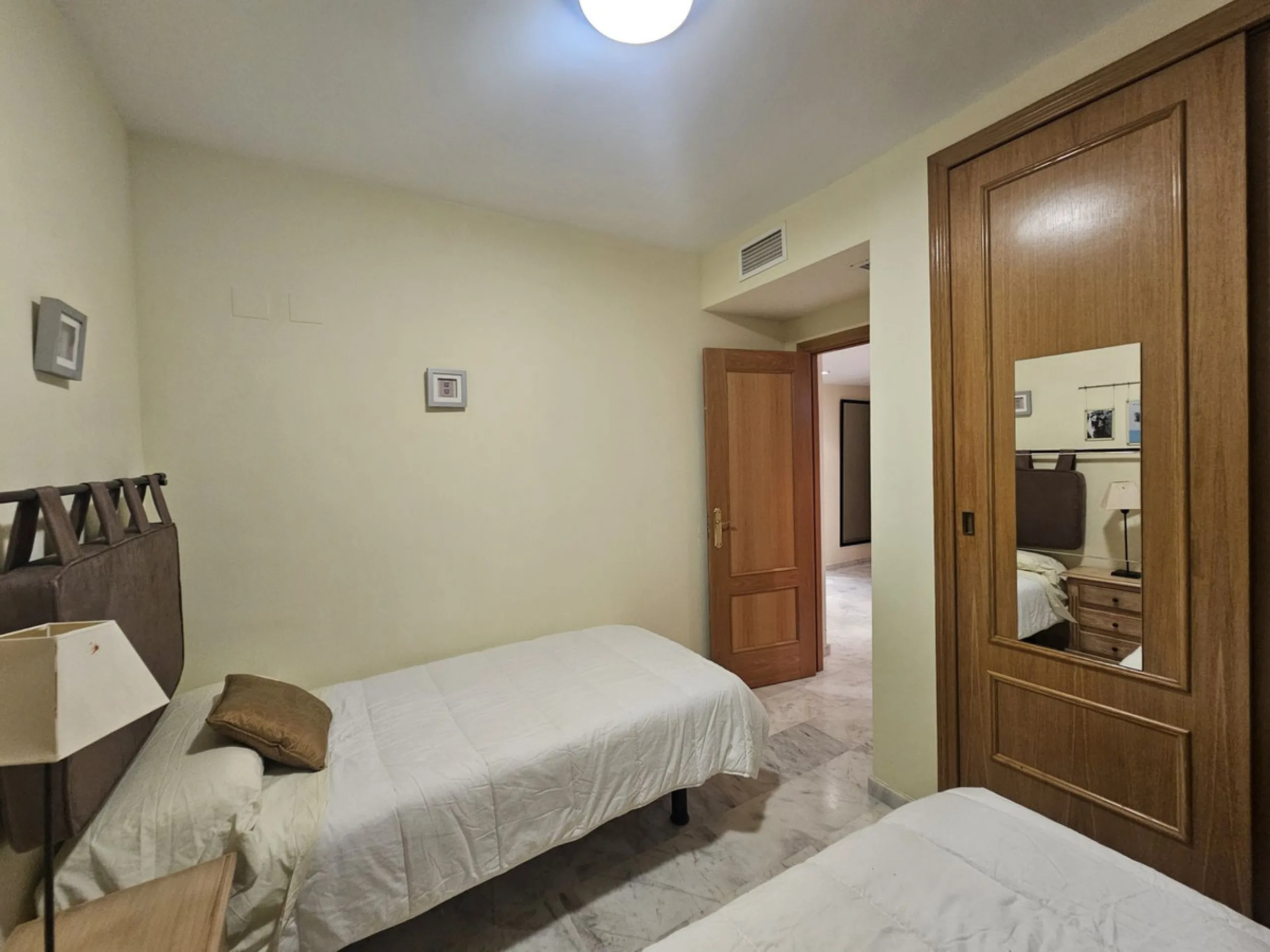 Discover your new home next to Miraflores! This charming corner apartment on the second floor offers you a comfortable and sophisticated lifestyle. With 117 m² built, it has three large bedrooms, two bathrooms and built-in wardrobes that optimize space. T