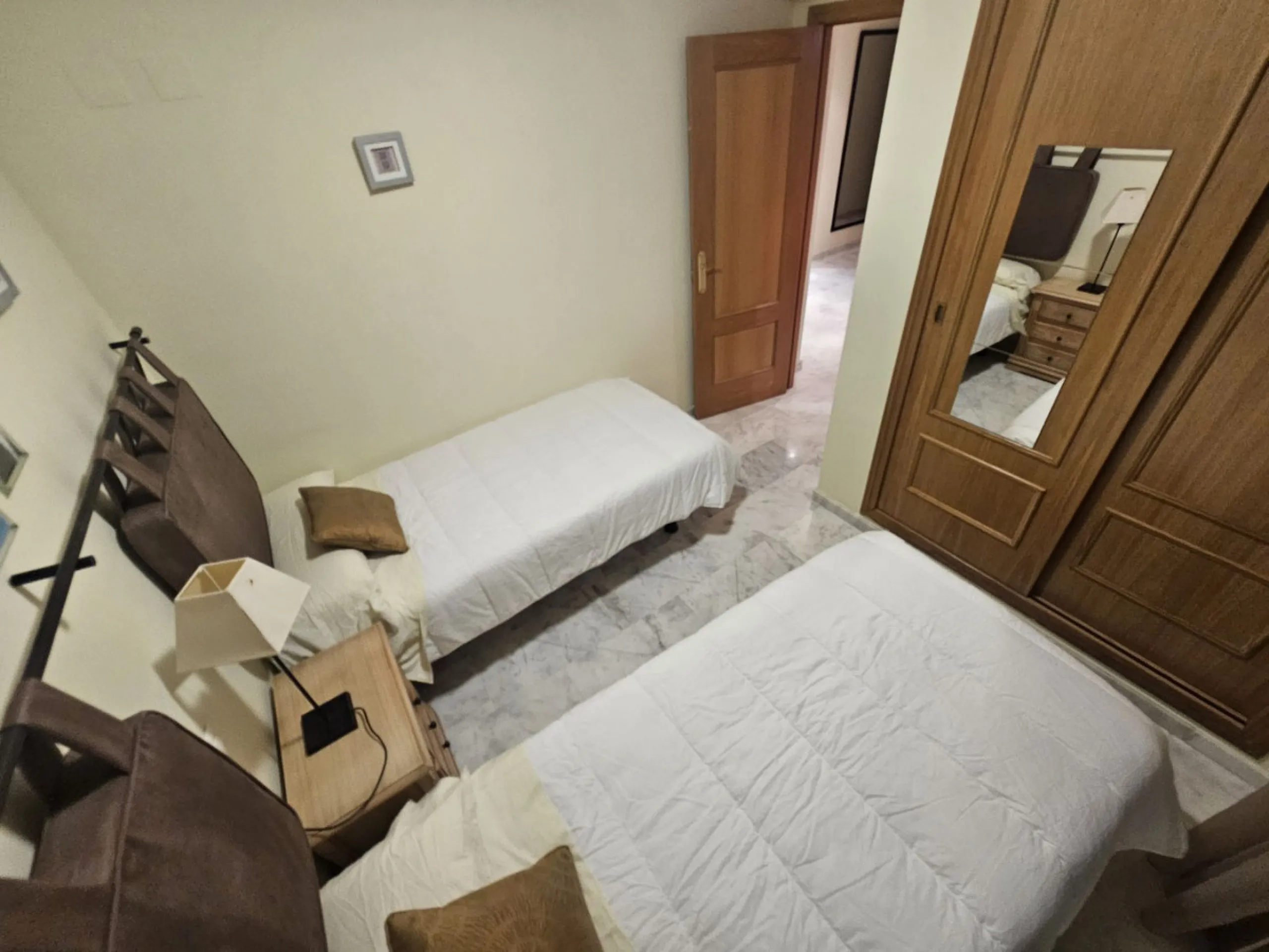 Discover your new home next to Miraflores! This charming corner apartment on the second floor offers you a comfortable and sophisticated lifestyle. With 117 m² built, it has three large bedrooms, two bathrooms and built-in wardrobes that optimize space. T