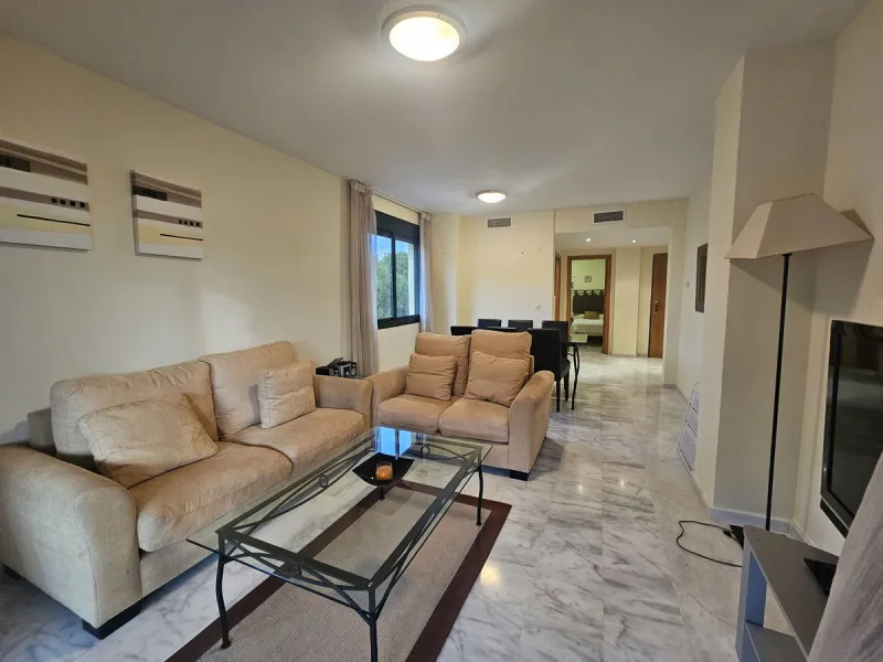 Discover your new home next to Miraflores! This charming corner apartment on the second floor offers you a comfortable and sophisticated lifestyle. With 117 m² built, it has three large bedrooms, two bathrooms and built-in wardrobes that optimize space. T