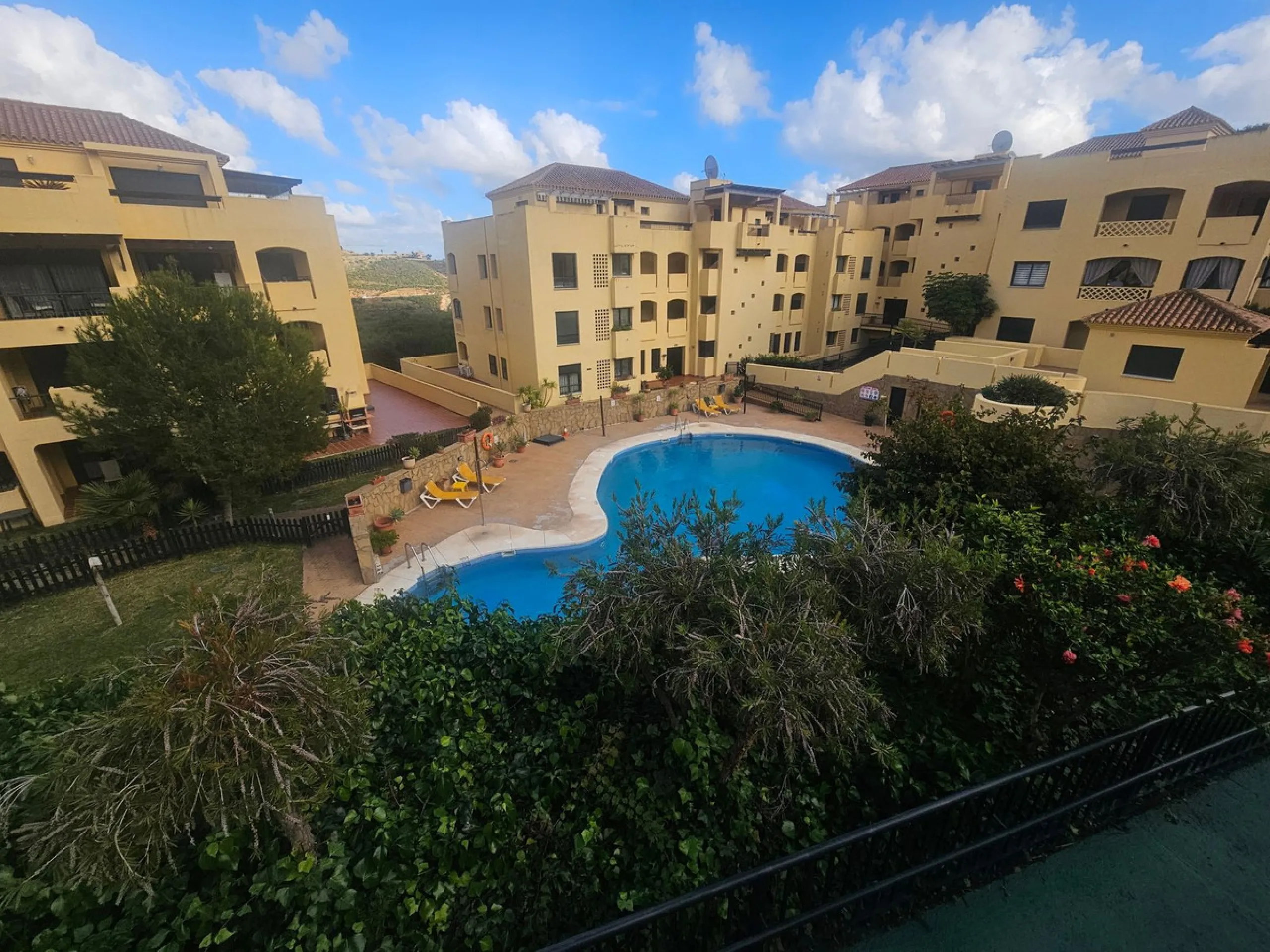 Discover your new home next to Miraflores! This charming corner apartment on the second floor offers you a comfortable and sophisticated lifestyle. With 117 m² built, it has three large bedrooms, two bathrooms and built-in wardrobes that optimize space. T