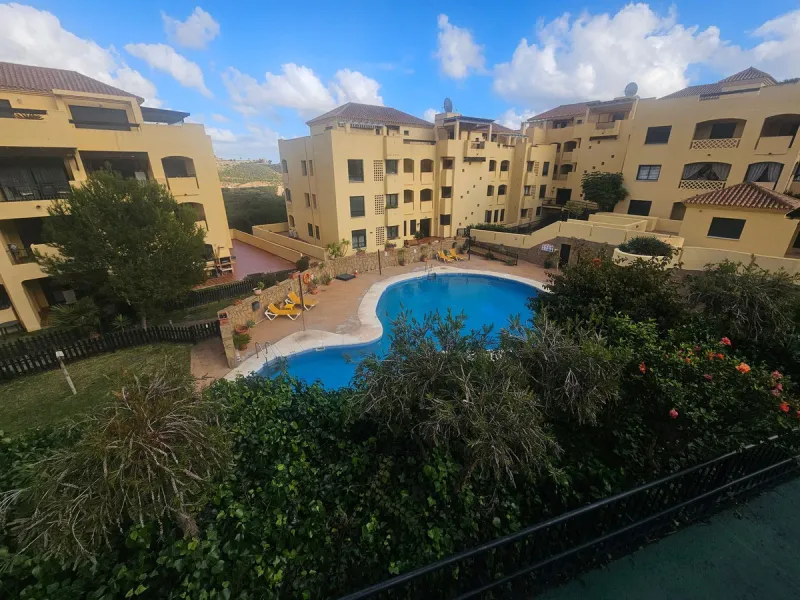 Discover your new home next to Miraflores! This charming corner apartment on the second floor offers you a comfortable and sophisticated lifestyle. With 117 m² built, it has three large bedrooms, two bathrooms and built-in wardrobes that optimize space. T