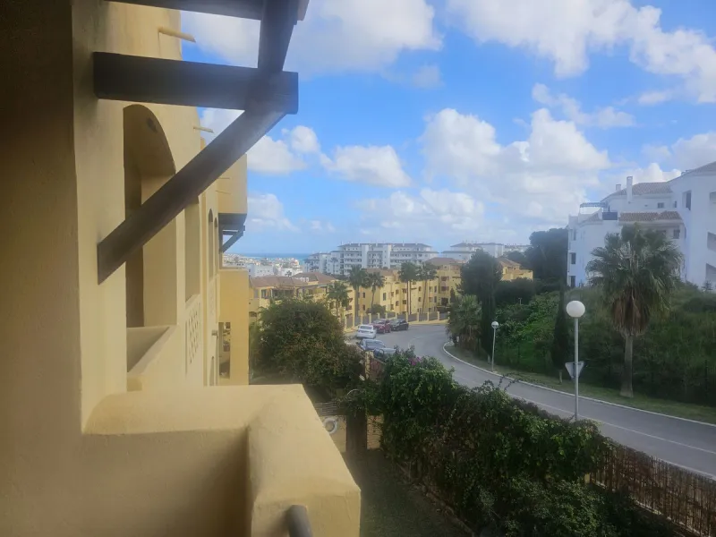 Discover your new home next to Miraflores! This charming corner apartment on the second floor offers you a comfortable and sophisticated lifestyle. With 117 m² built, it has three large bedrooms, two bathrooms and built-in wardrobes that optimize space. T