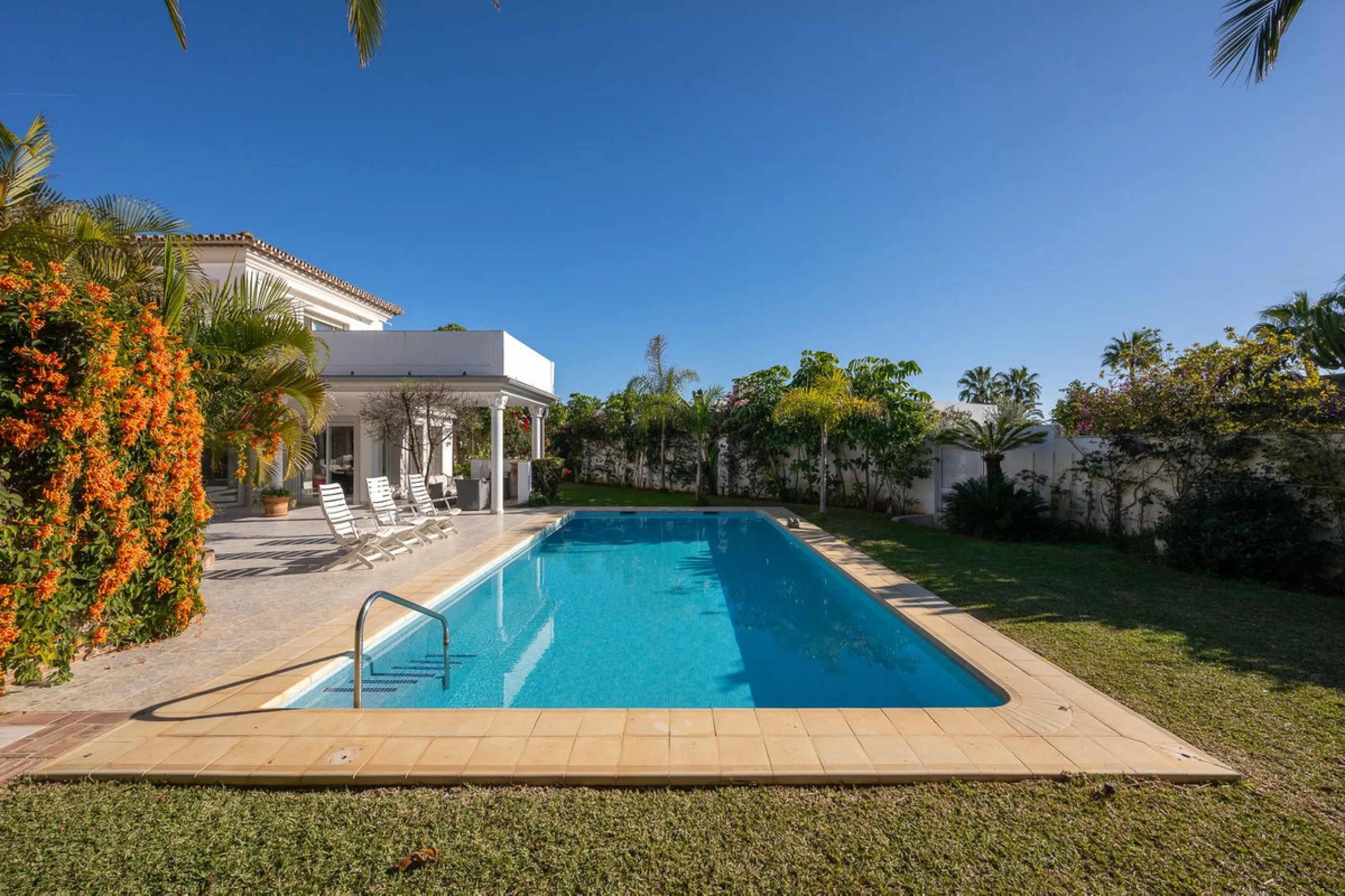 This charming and bright Andalusian style villa is located in the centre of the popular urbanisation of Marbesa.