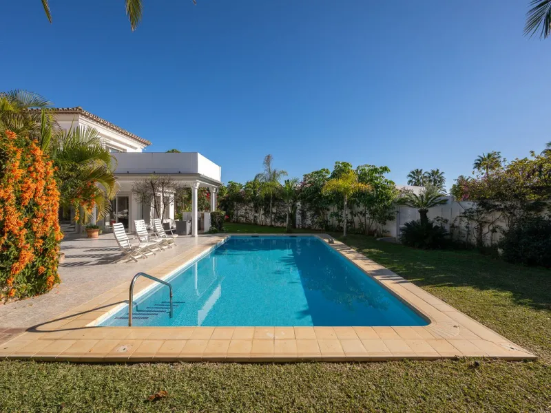 This charming and bright Andalusian style villa is located in the centre of the popular urbanisation of Marbesa.
