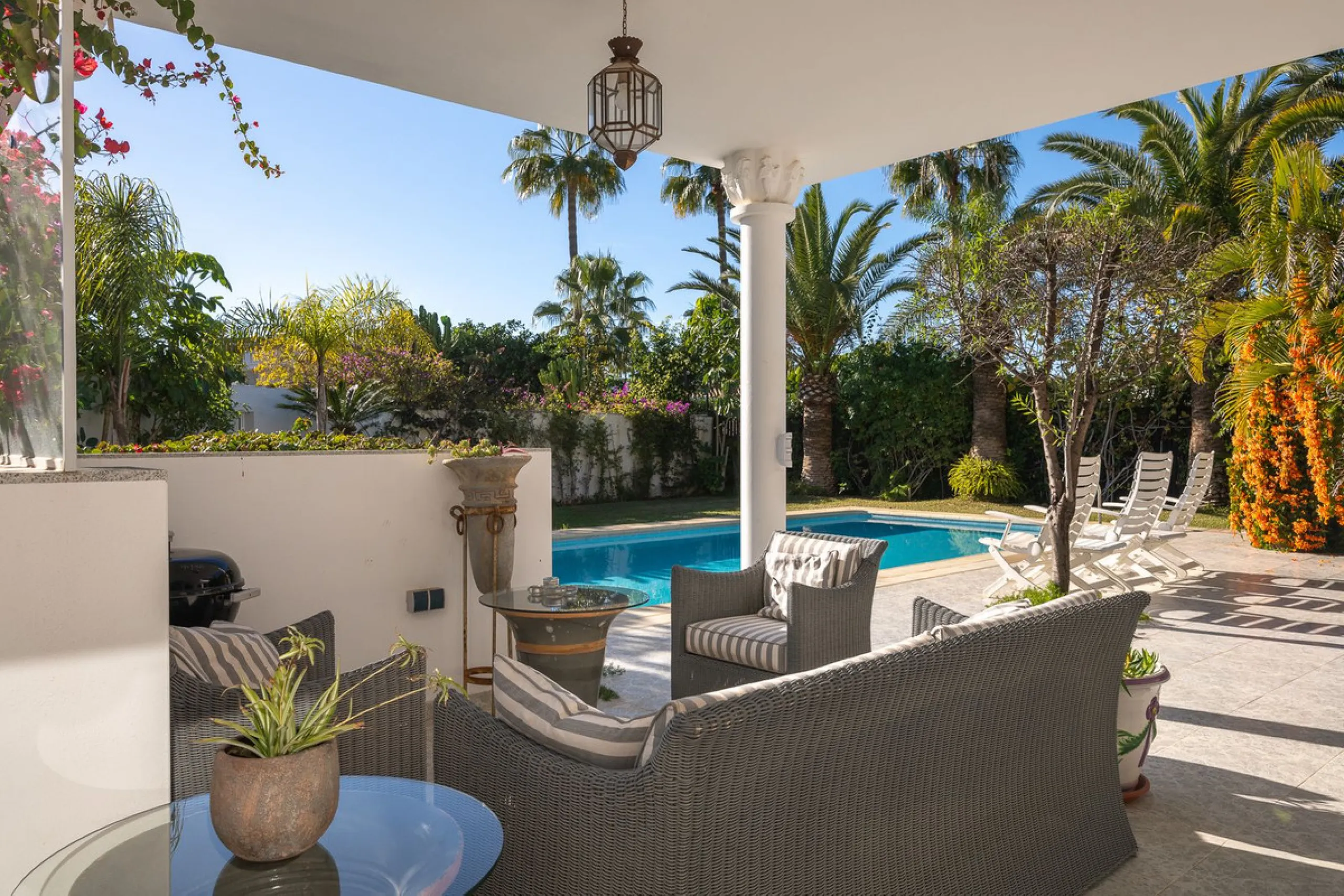 This charming and bright Andalusian style villa is located in the centre of the popular urbanisation of Marbesa.