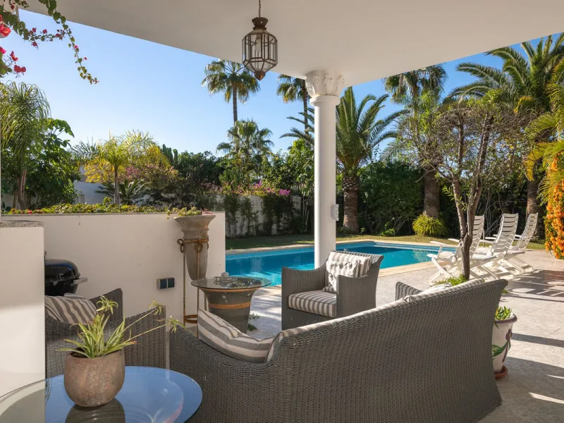 This charming and bright Andalusian style villa is located in the centre of the popular urbanisation of Marbesa.