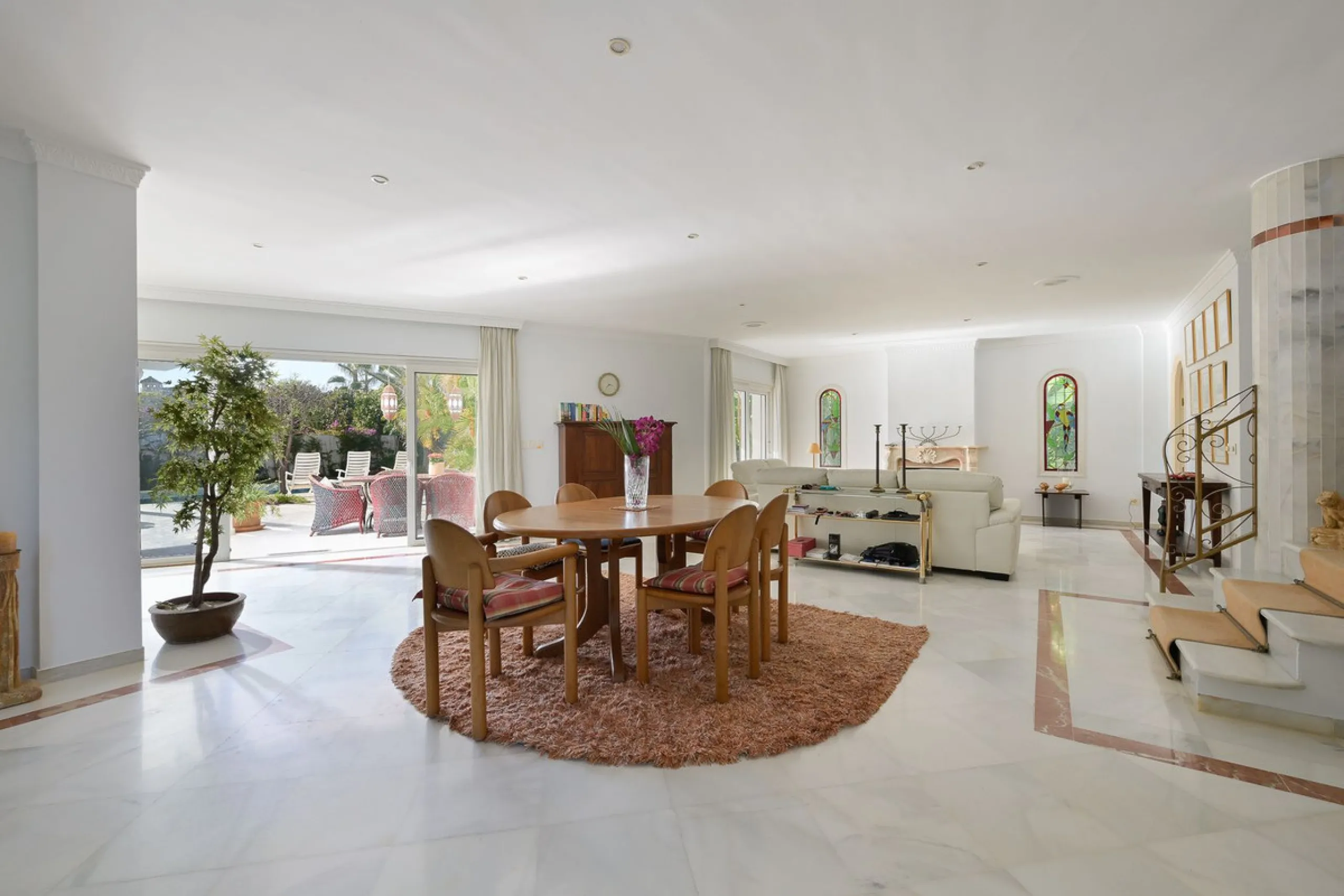 This charming and bright Andalusian style villa is located in the centre of the popular urbanisation of Marbesa.