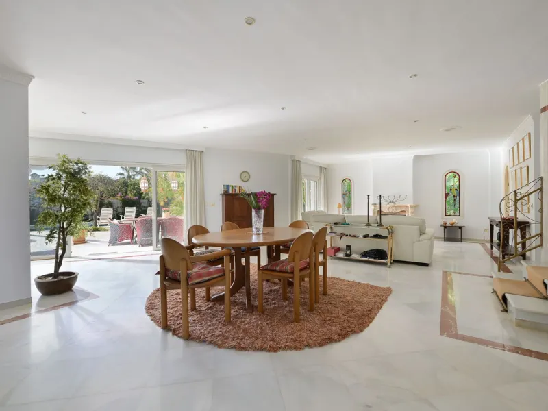 This charming and bright Andalusian style villa is located in the centre of the popular urbanisation of Marbesa.
