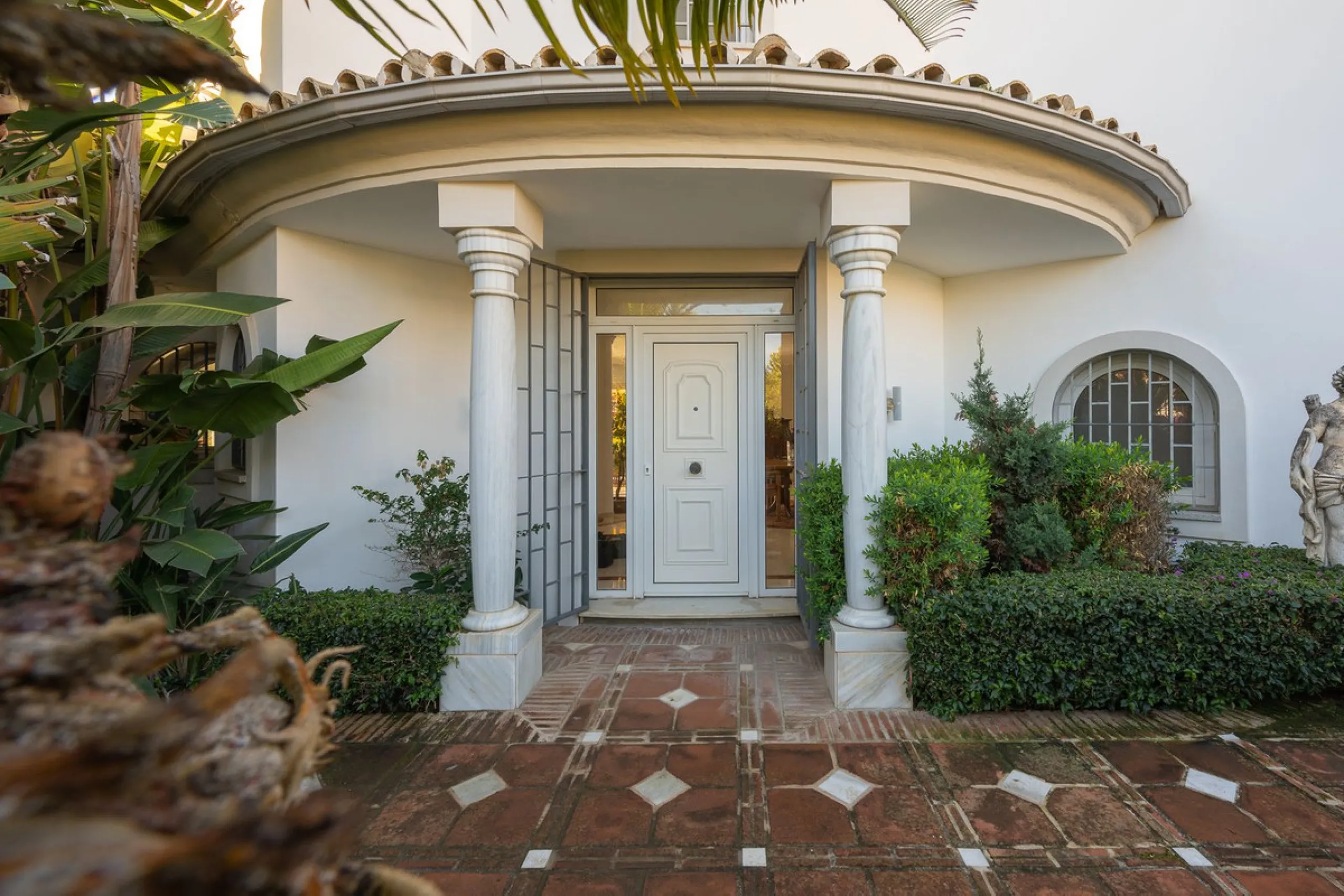This charming and bright Andalusian style villa is located in the centre of the popular urbanisation of Marbesa.