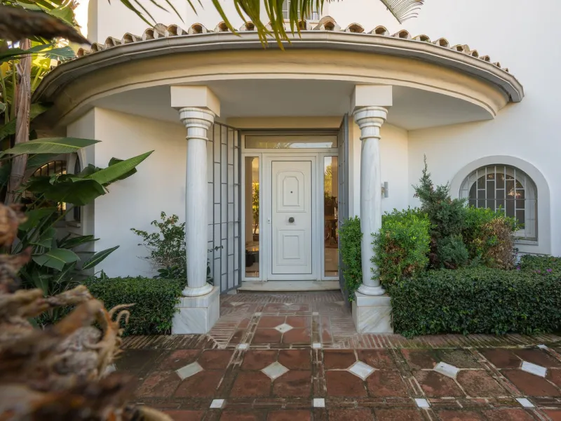 This charming and bright Andalusian style villa is located in the centre of the popular urbanisation of Marbesa.