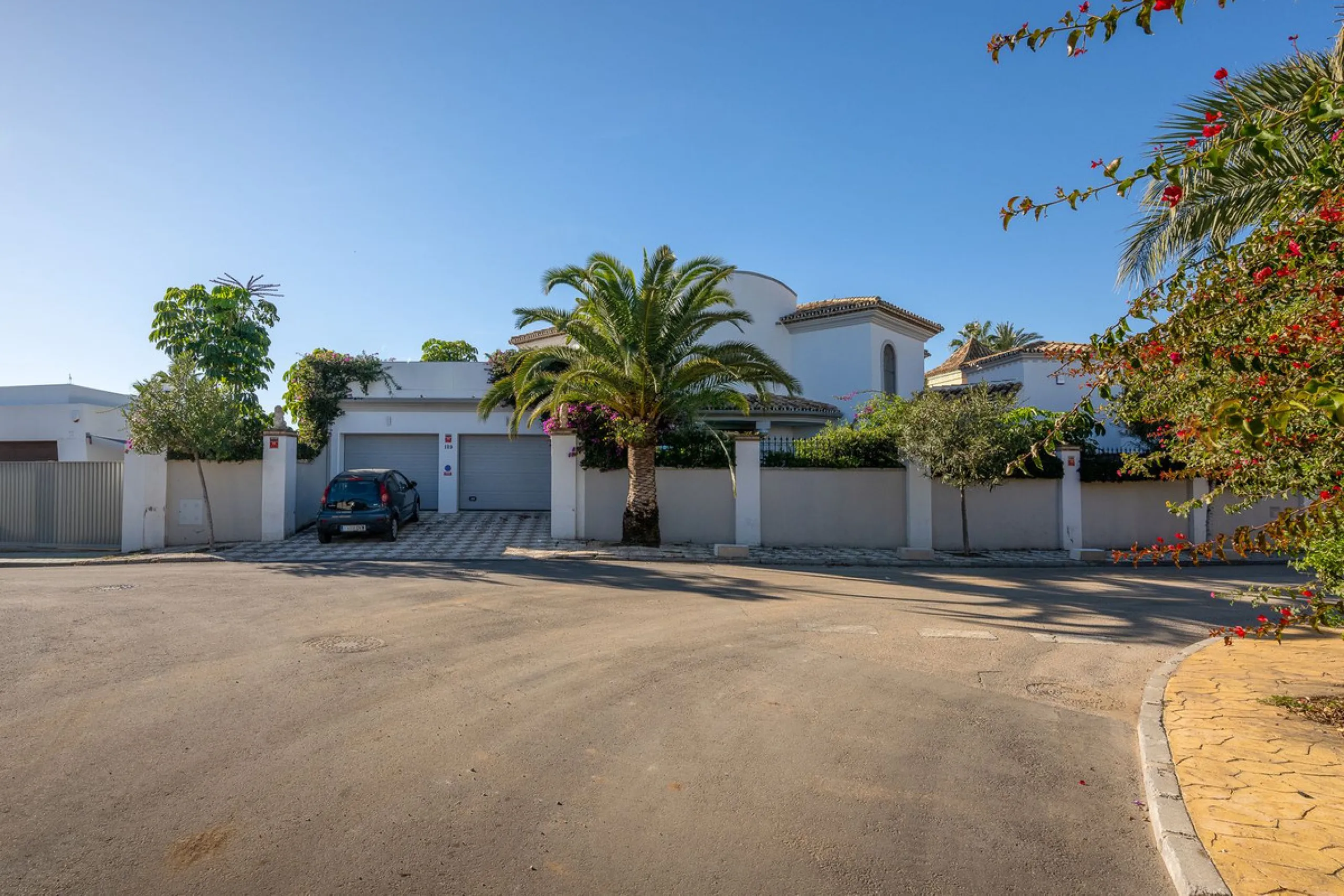 This charming and bright Andalusian style villa is located in the centre of the popular urbanisation of Marbesa.
