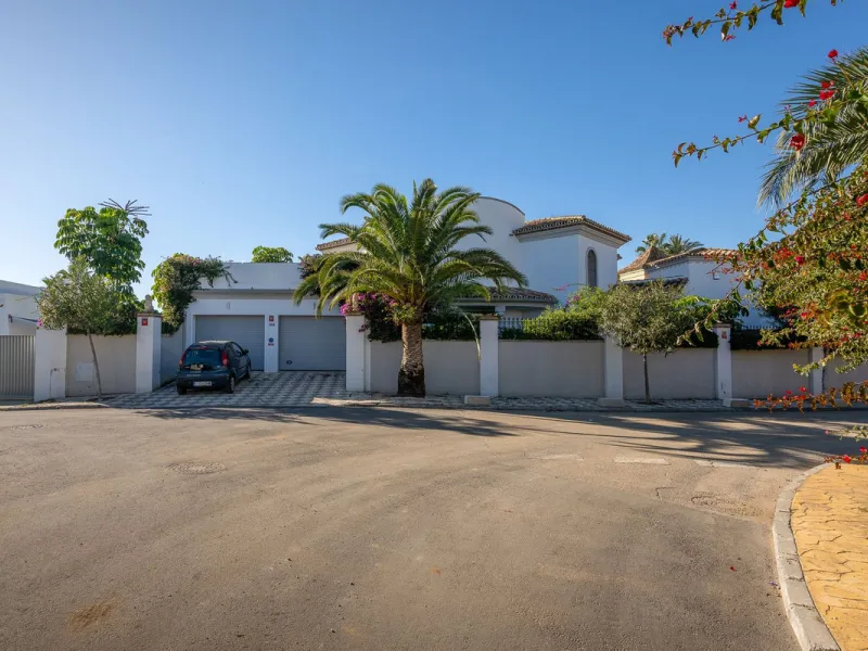 This charming and bright Andalusian style villa is located in the centre of the popular urbanisation of Marbesa.