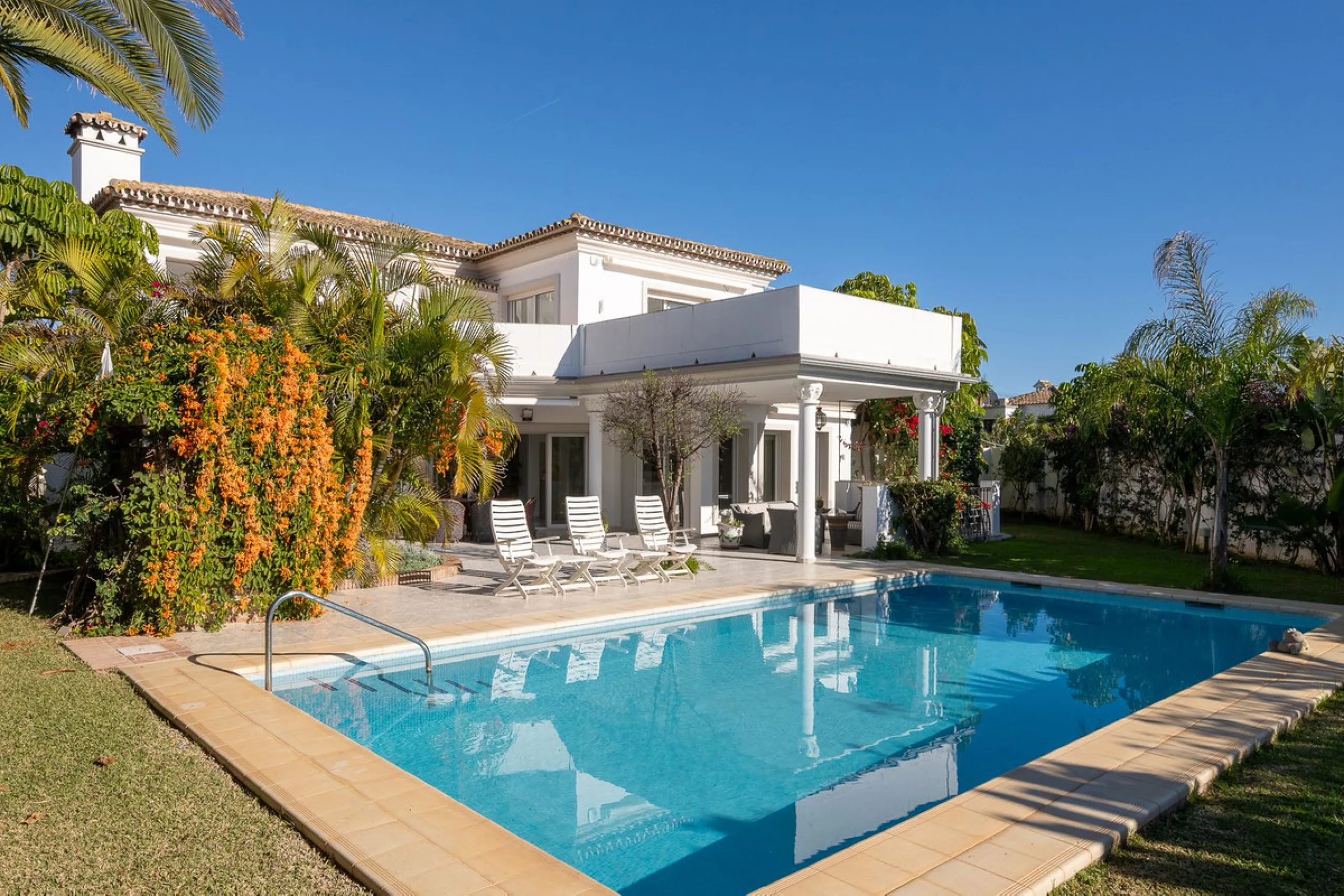 This charming and bright Andalusian style villa is located in the centre of the popular urbanisation of Marbesa.