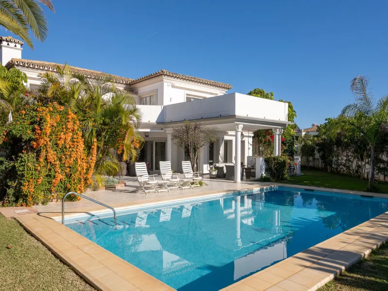 This charming and bright Andalusian style villa is located in the centre of the popular urbanisation of Marbesa.