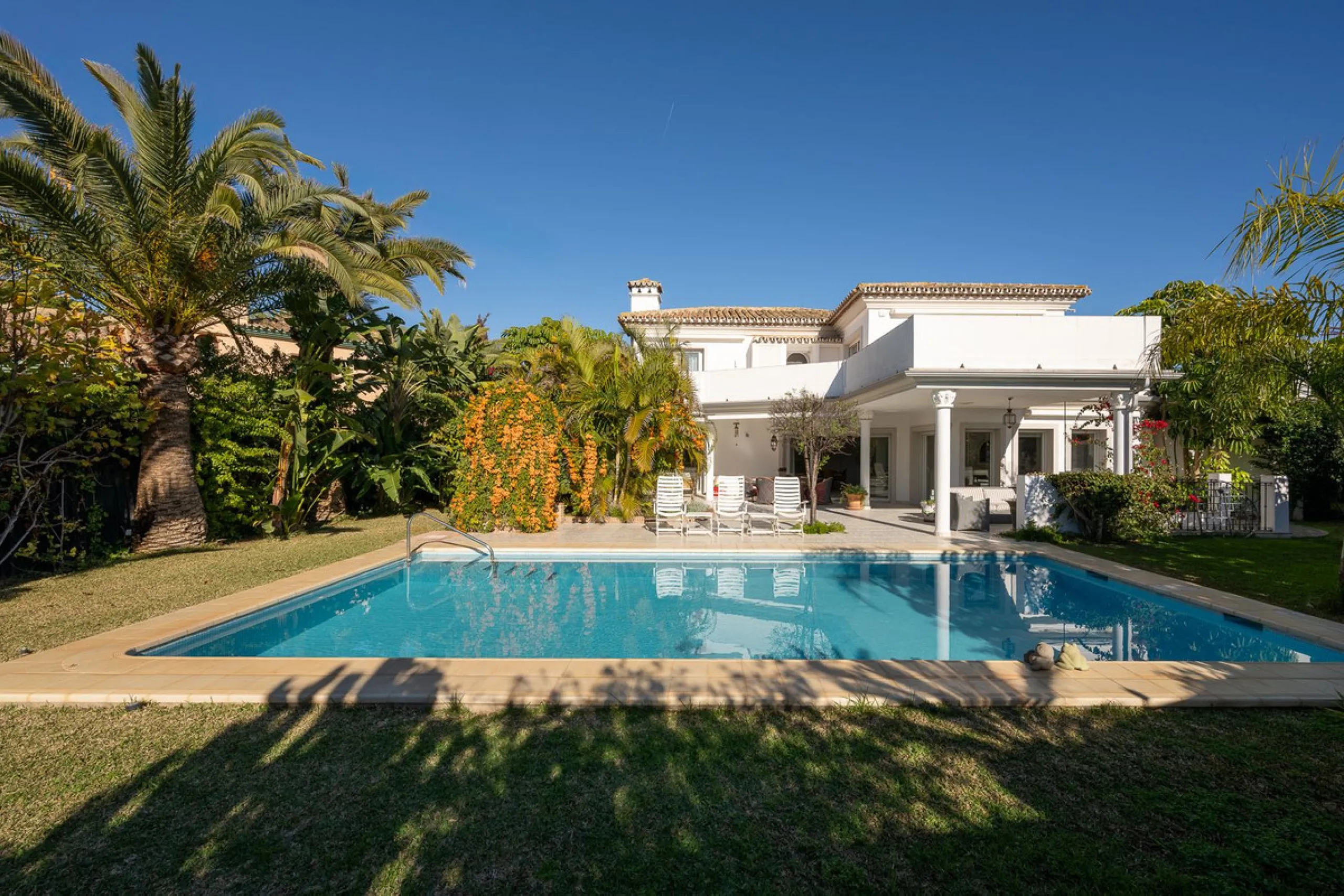This charming and bright Andalusian style villa is located in the centre of the popular urbanisation of Marbesa.