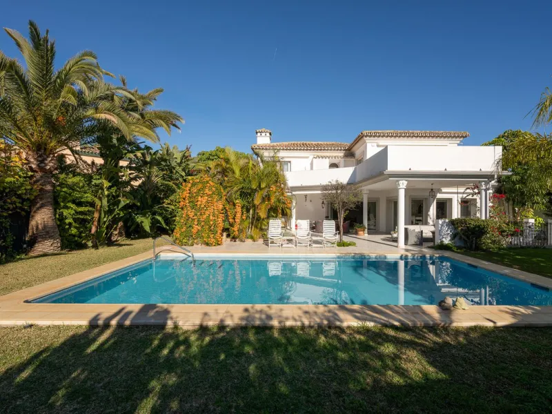 This charming and bright Andalusian style villa is located in the centre of the popular urbanisation of Marbesa.