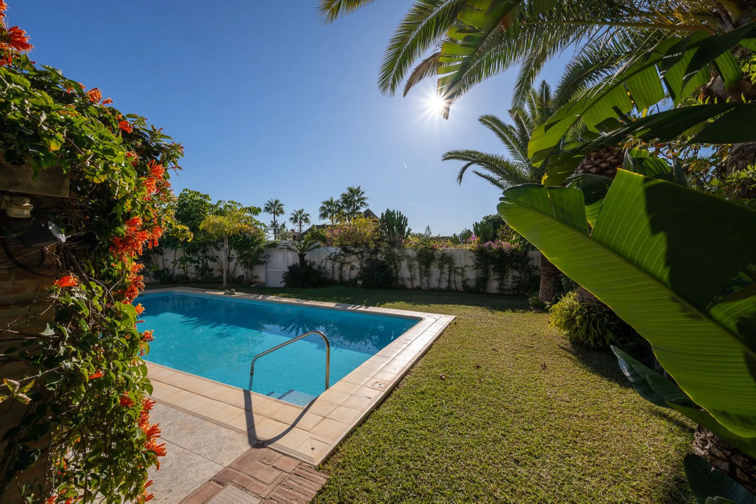 This charming and bright Andalusian style villa is located in the centre of the popular urbanisation of Marbesa.