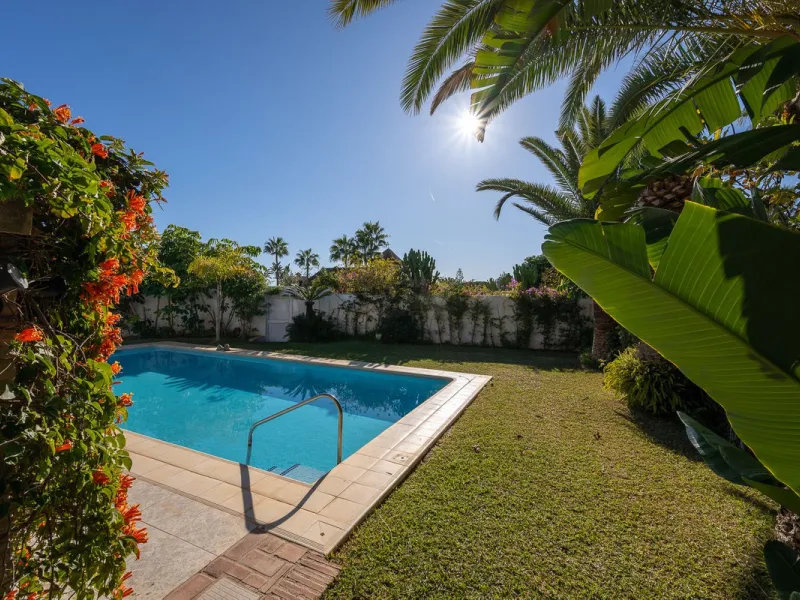 This charming and bright Andalusian style villa is located in the centre of the popular urbanisation of Marbesa.