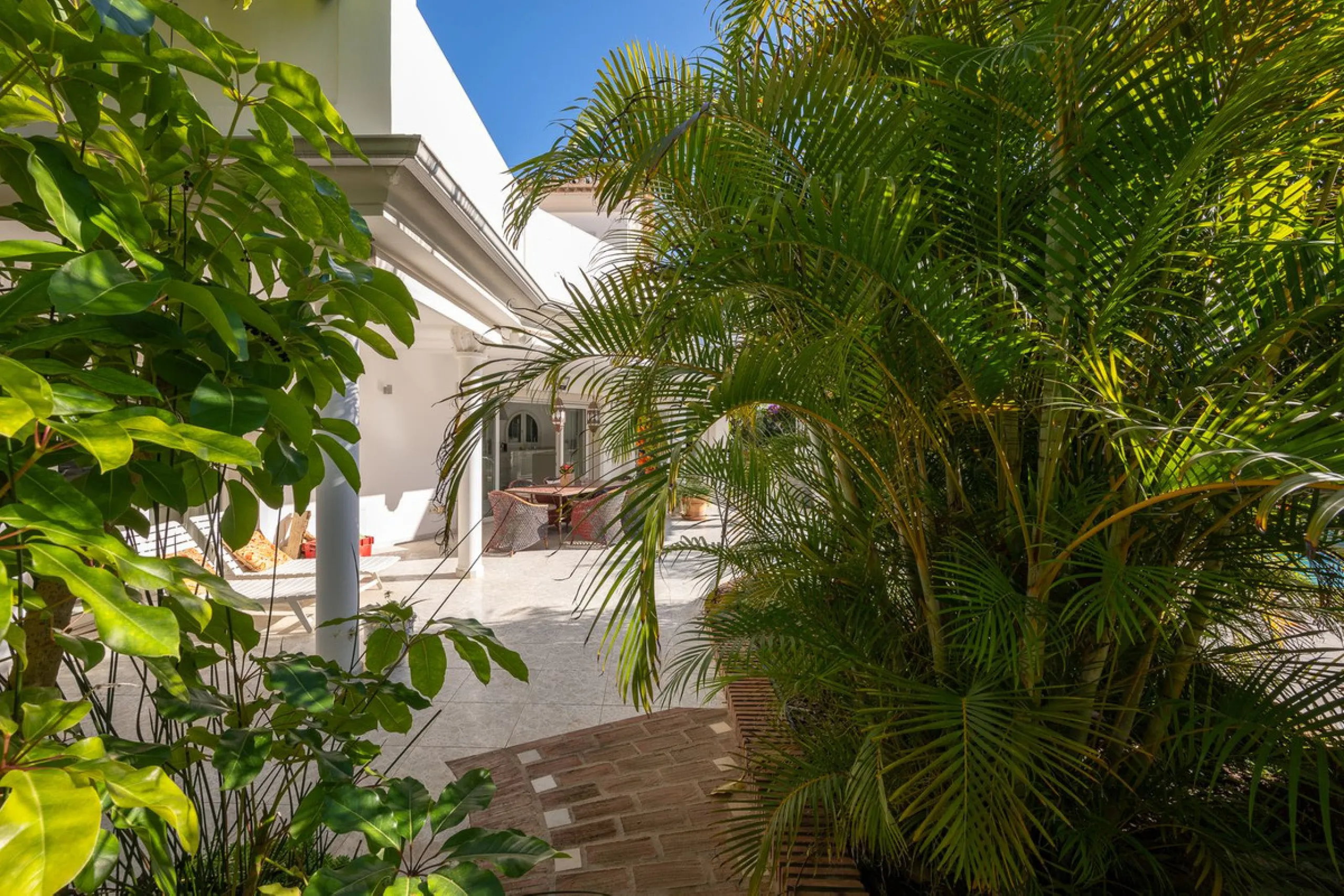 This charming and bright Andalusian style villa is located in the centre of the popular urbanisation of Marbesa.