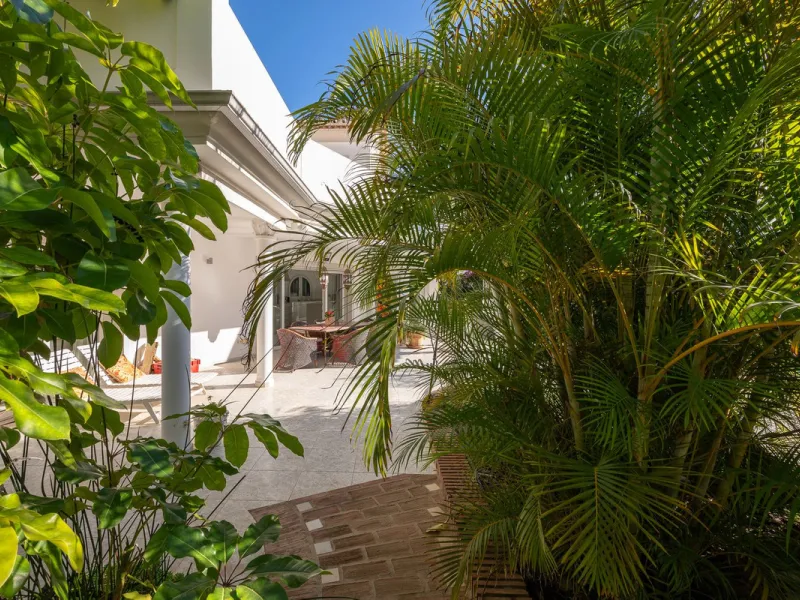 This charming and bright Andalusian style villa is located in the centre of the popular urbanisation of Marbesa.
