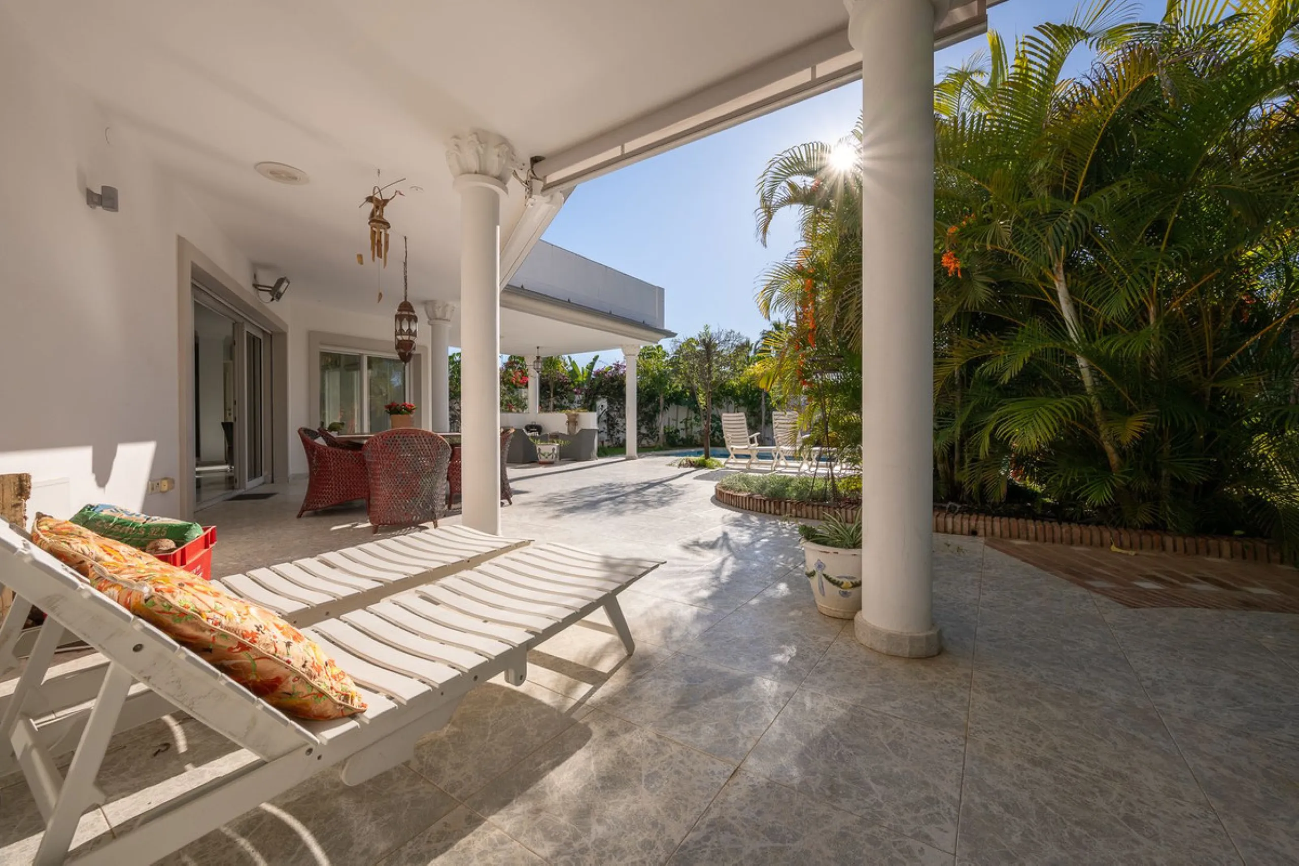 This charming and bright Andalusian style villa is located in the centre of the popular urbanisation of Marbesa.