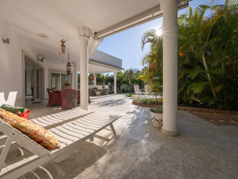 This charming and bright Andalusian style villa is located in the centre of the popular urbanisation of Marbesa.