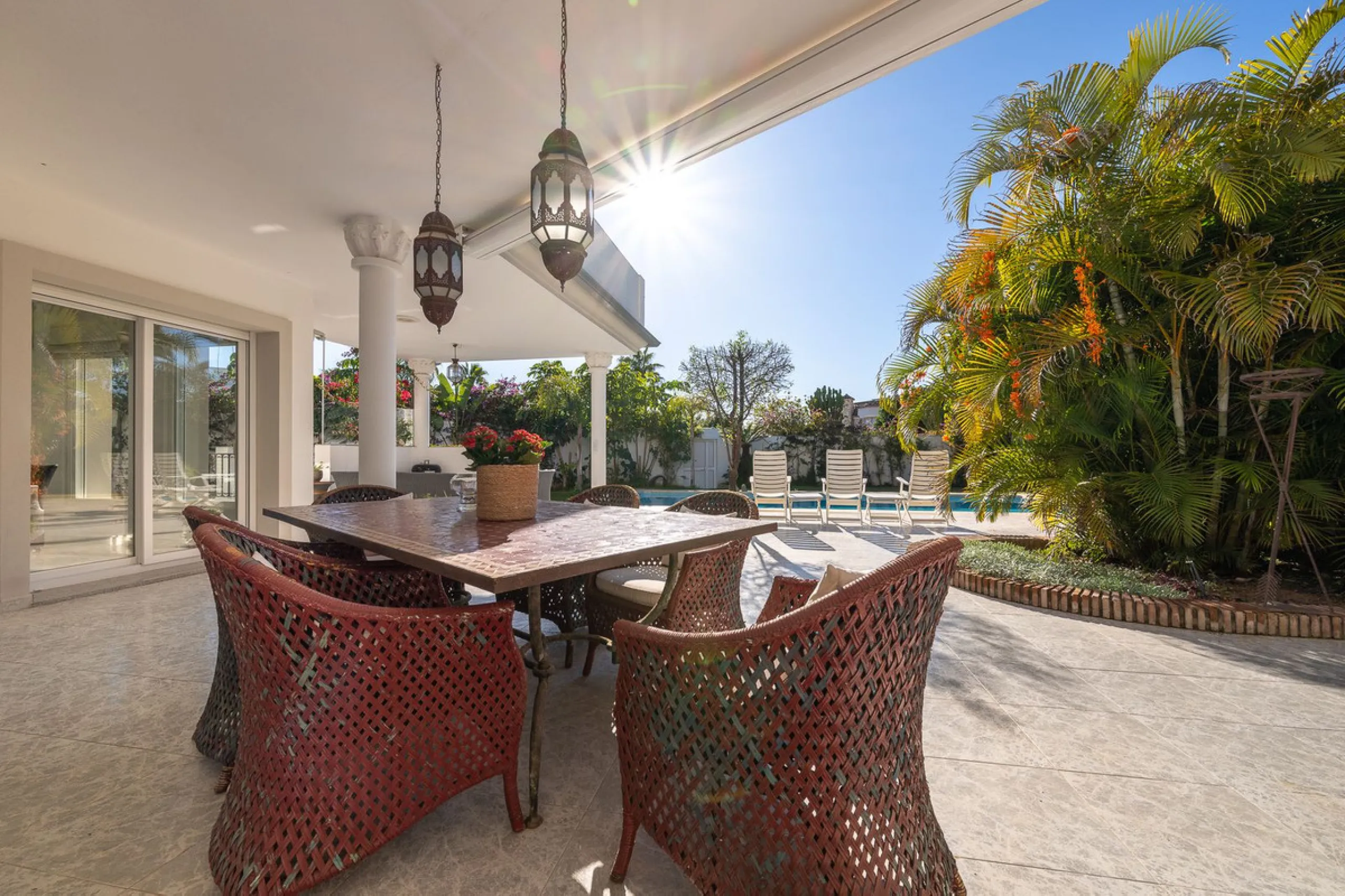 This charming and bright Andalusian style villa is located in the centre of the popular urbanisation of Marbesa.