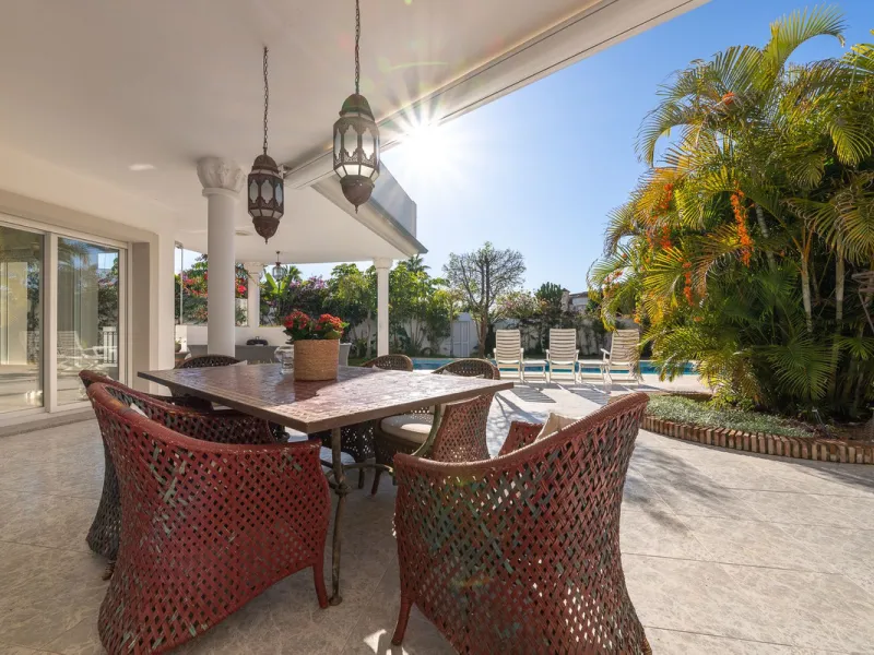 This charming and bright Andalusian style villa is located in the centre of the popular urbanisation of Marbesa.