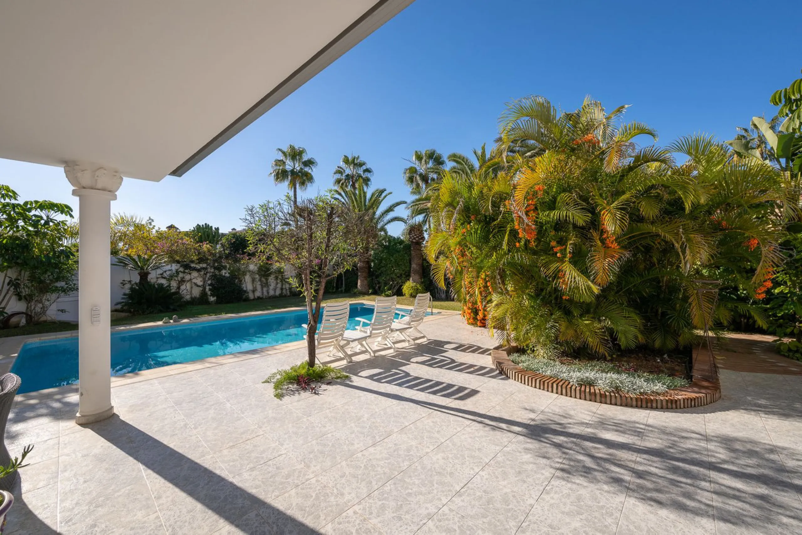 This charming and bright Andalusian style villa is located in the centre of the popular urbanisation of Marbesa.