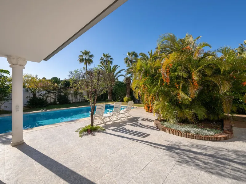 This charming and bright Andalusian style villa is located in the centre of the popular urbanisation of Marbesa.
